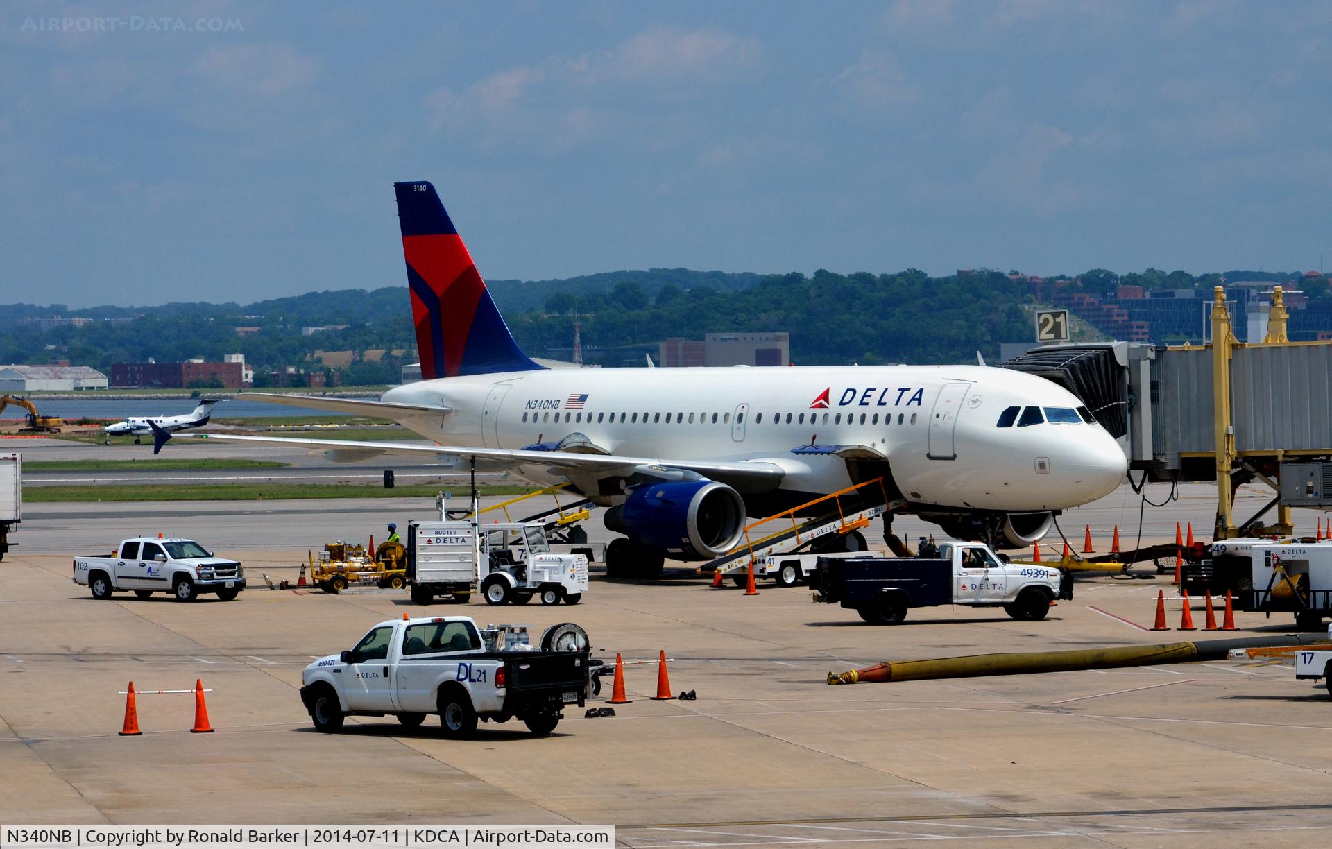 N340NB, 2002 Airbus A319-114 C/N 1714, Gate 21 DCA