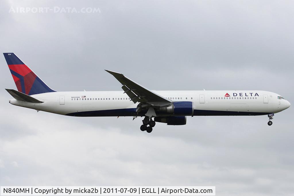 N840MH, 2001 Boeing 767-432/ER C/N 29718, Landing
