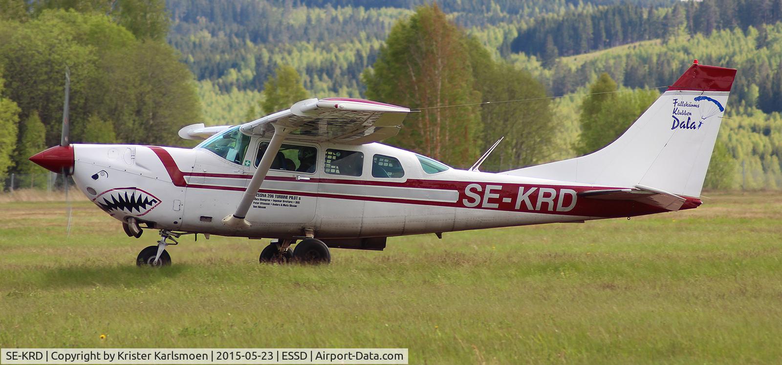 SE-KRD, 1980 Cessna U206G Stationair C/N U206-05771, Departing with jumpers.