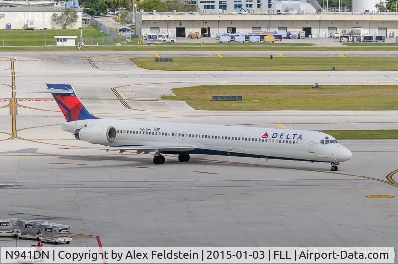 N941DN, 1997 McDonnell Douglas MD-90-30 C/N 53555, Ft. Lauderdale