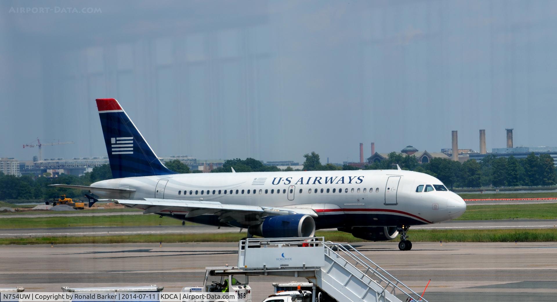N754UW, 2000 Airbus A319-112 C/N 1328, Taxi National