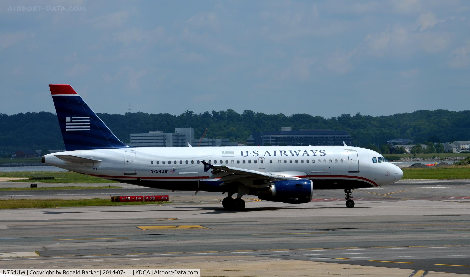 N754UW, 2000 Airbus A319-112 C/N 1328, Taxi National