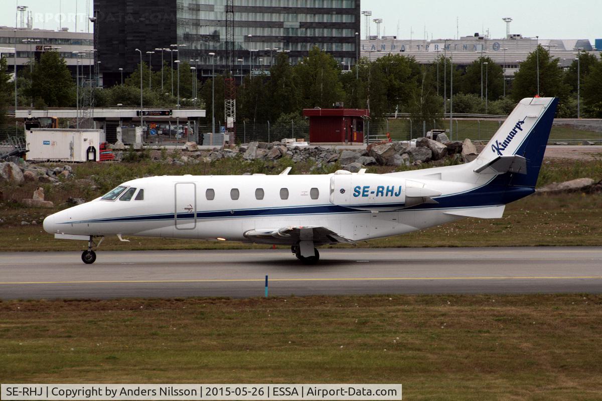 SE-RHJ, 2000 Cessna 560XL Citation Excel C/N 560-5078, Taxiing after landing.