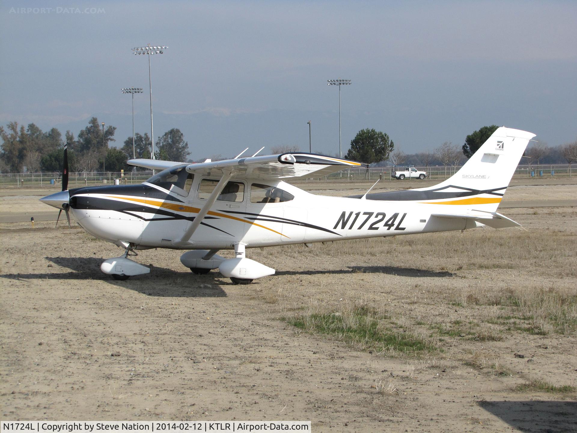 N1724L, 2007 Cessna 182T Skylane C/N 18282018, privately-owned Cessna 182T @ Mefford Field (Tulare, CA) for 2014 International Ag Expo