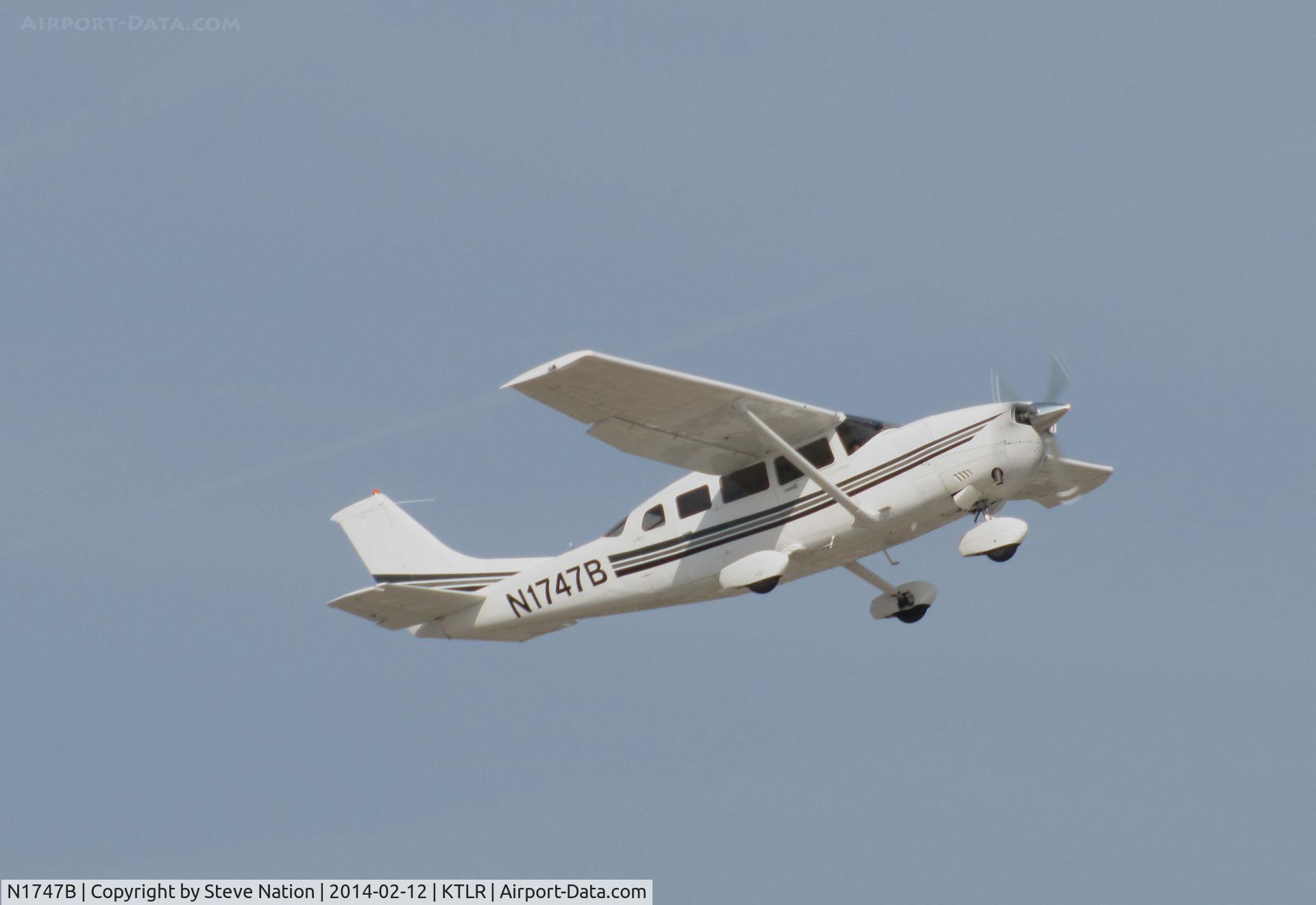 N1747B, 1980 Cessna T207A C/N 20700666, privately-owned Cessna T207A departing Mefford Field (Tulare, CA) after visiting 2014 International Ag Expo