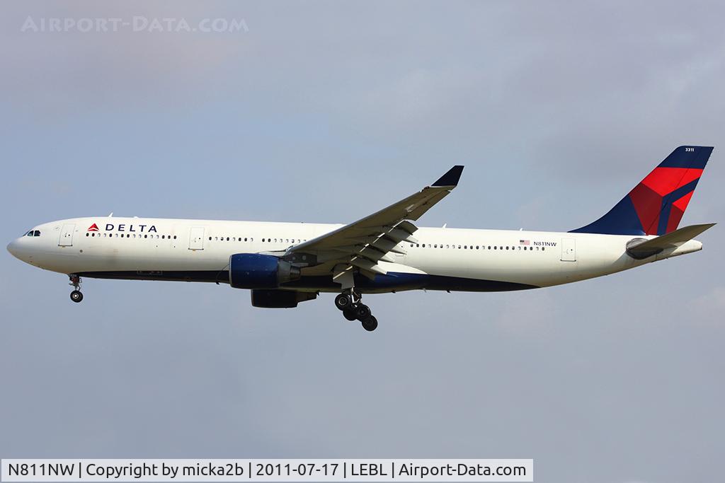 N811NW, 2005 Airbus A330-323 C/N 0690, Landing