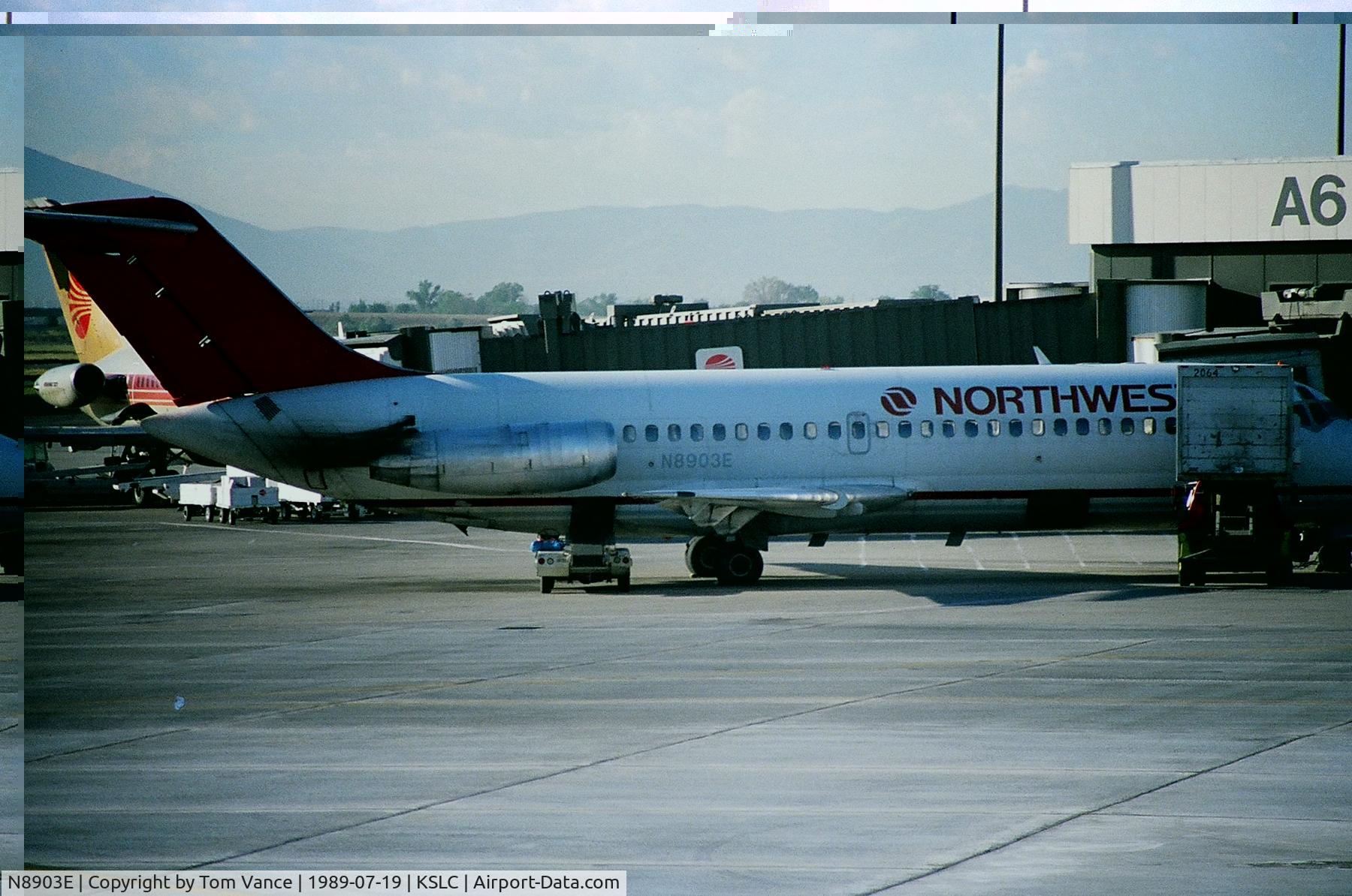 N8903E, 1966 Douglas DC-9-14 C/N 45744, early am flight prep for MSP.