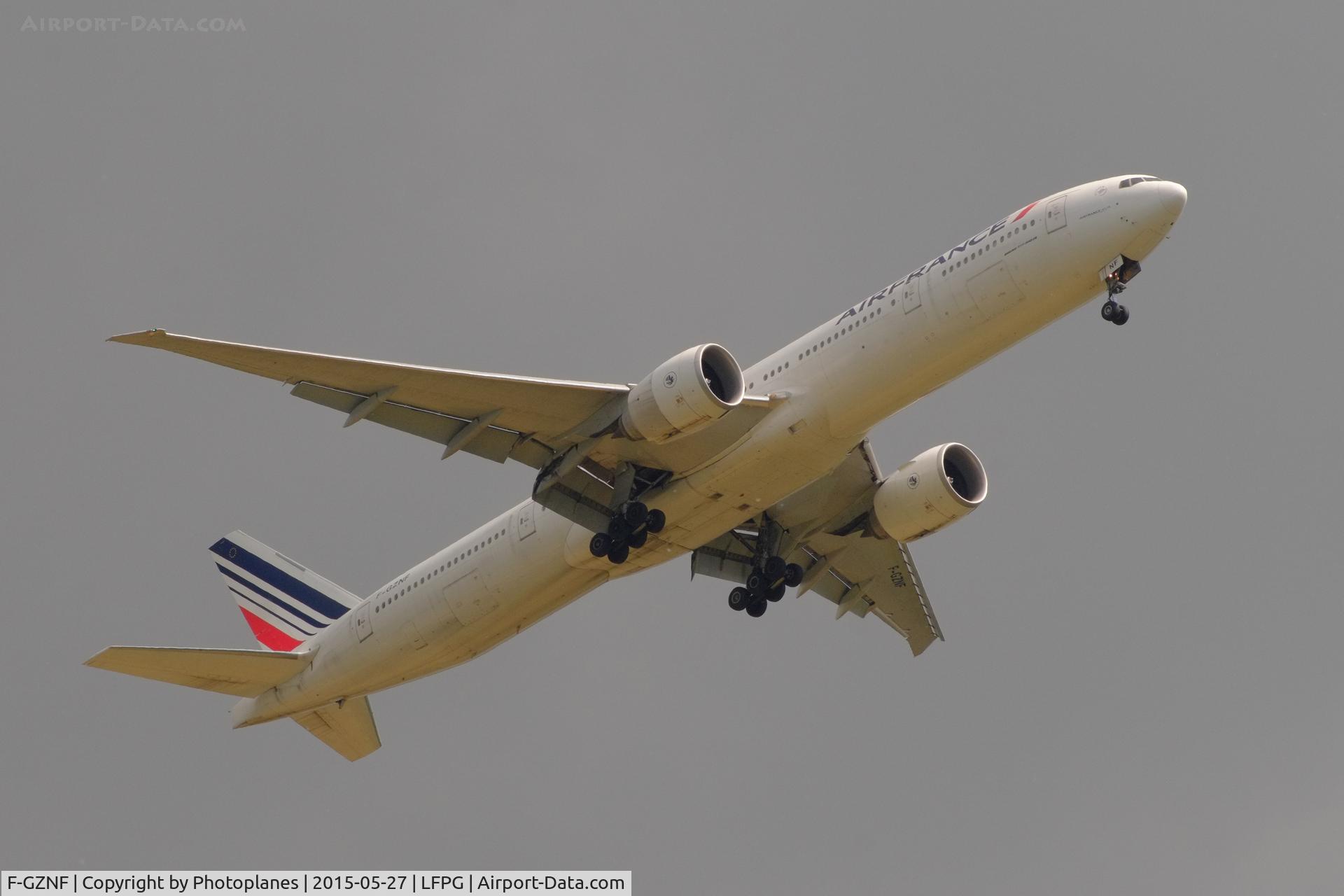 F-GZNF, 2009 Boeing 777-328/ER C/N 37433, CDG approach