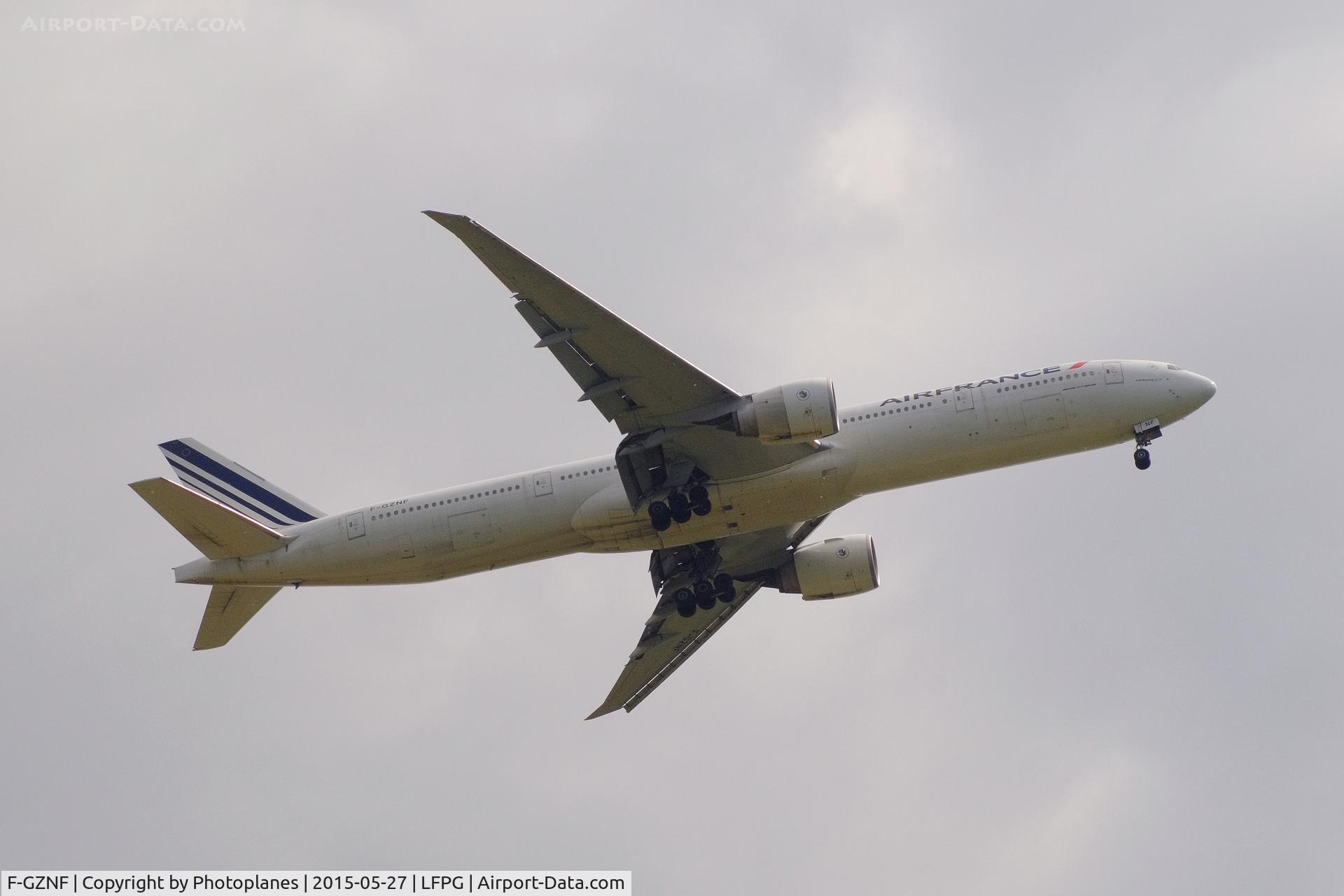 F-GZNF, 2009 Boeing 777-328/ER C/N 37433, cdg approach