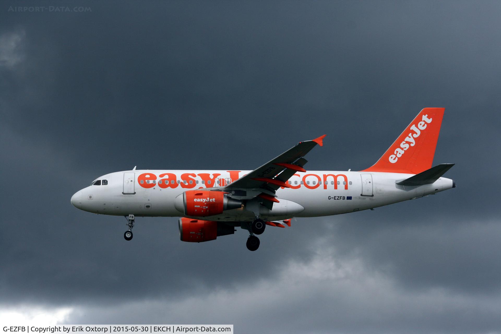 G-EZFB, 2009 Airbus A319-111 C/N 3799, G-EZFB landing rw 22L