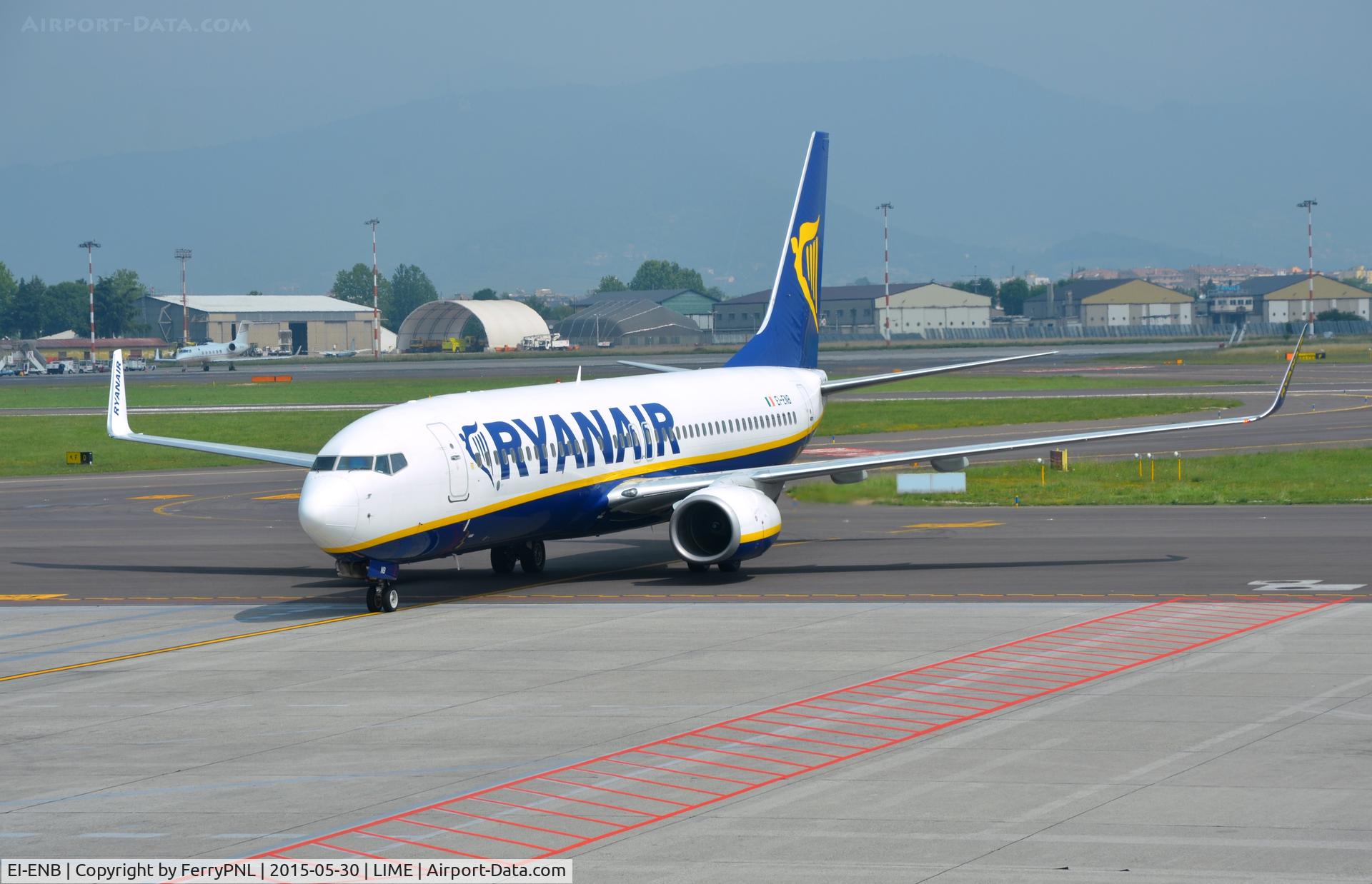 EI-ENB, 2010 Boeing 737-8AS C/N 40289, My ride back home arrives at the gate in Bergamo.