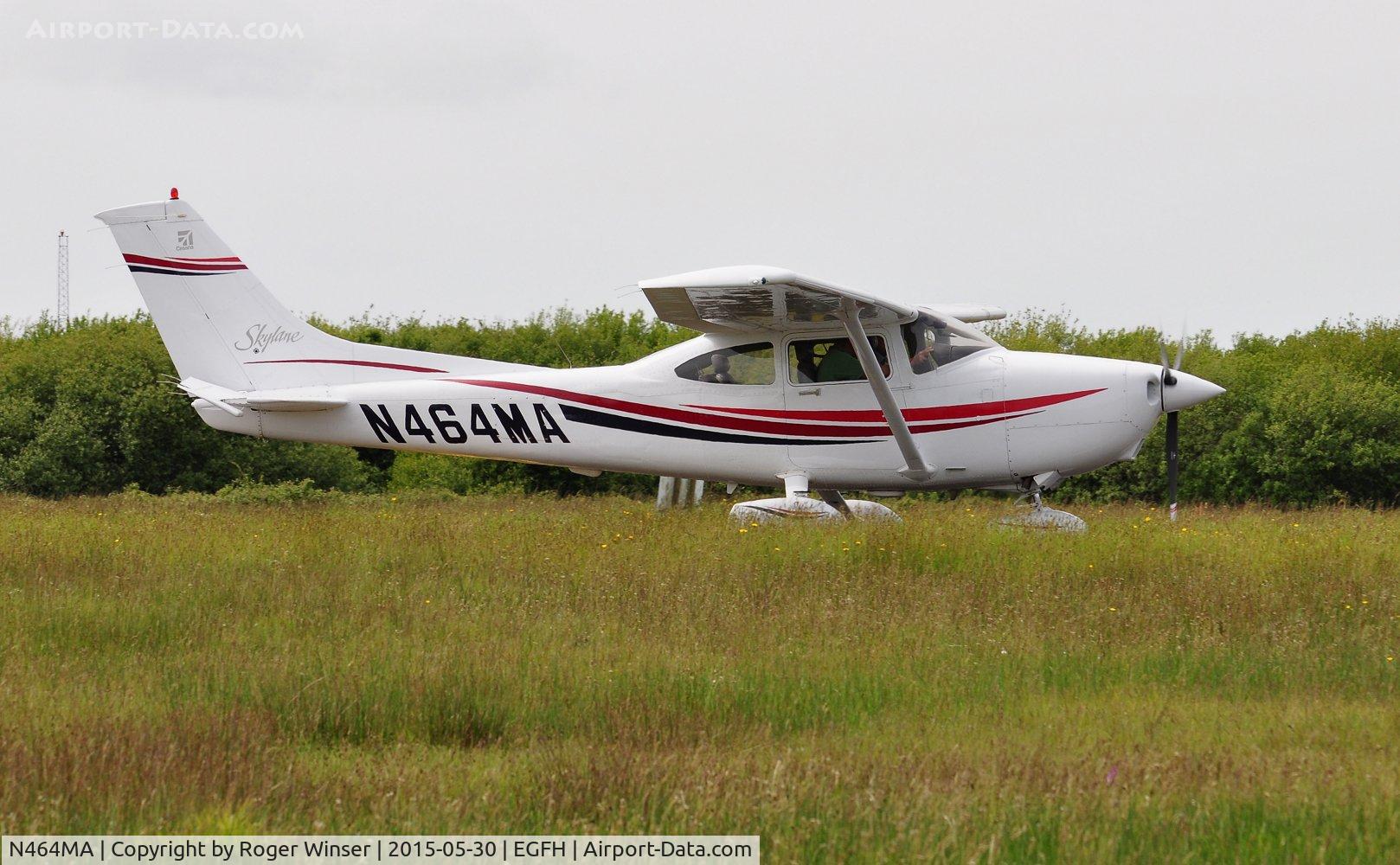 N464MA, 2000 Cessna 182S Skylane C/N 18280822, A recently resident Cesnna Skylane on hold prior to a local flight.