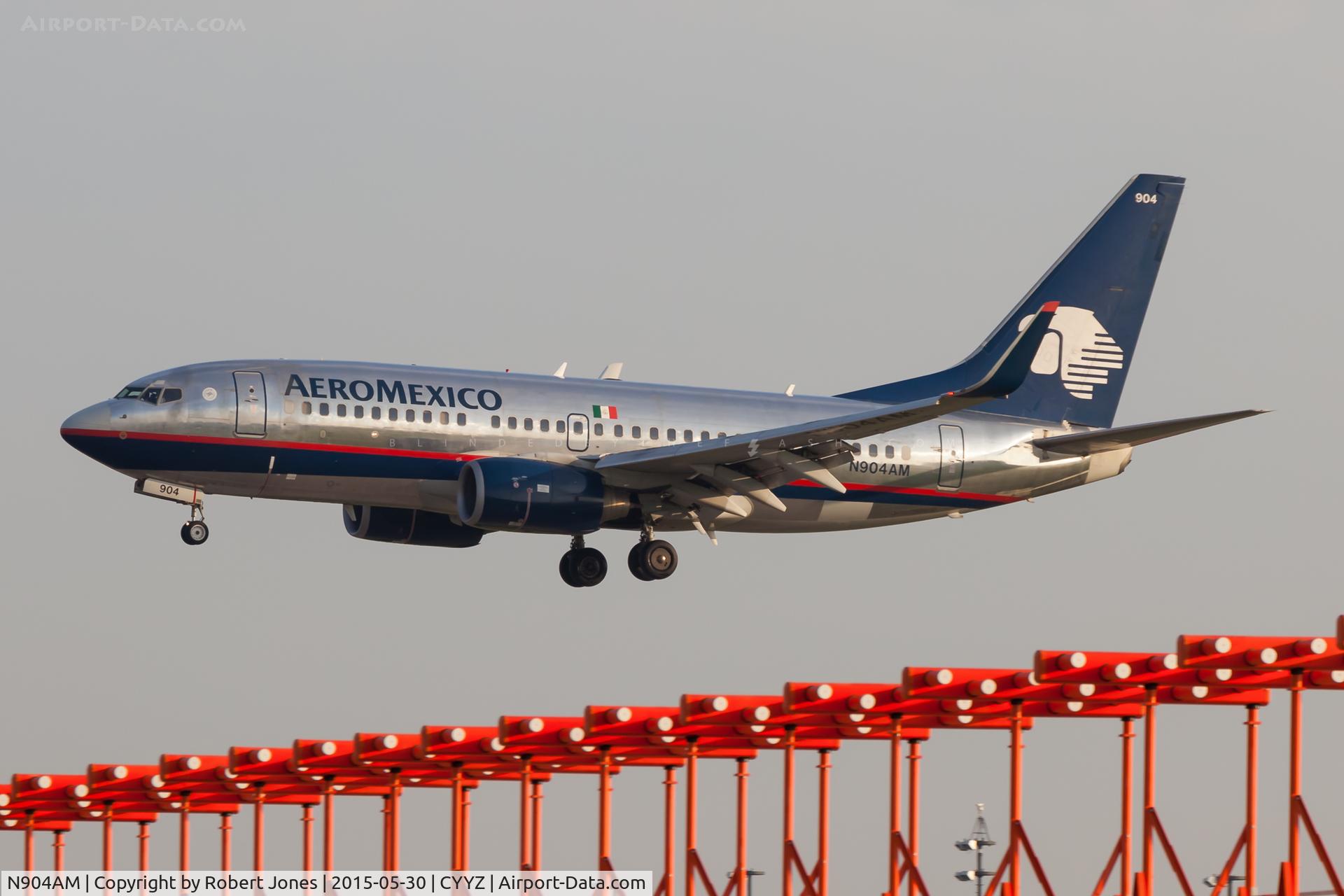 N904AM, 2004 Boeing 737-752 C/N 28262, Landing in the early morning sun on 24R at Toronto Pearson.