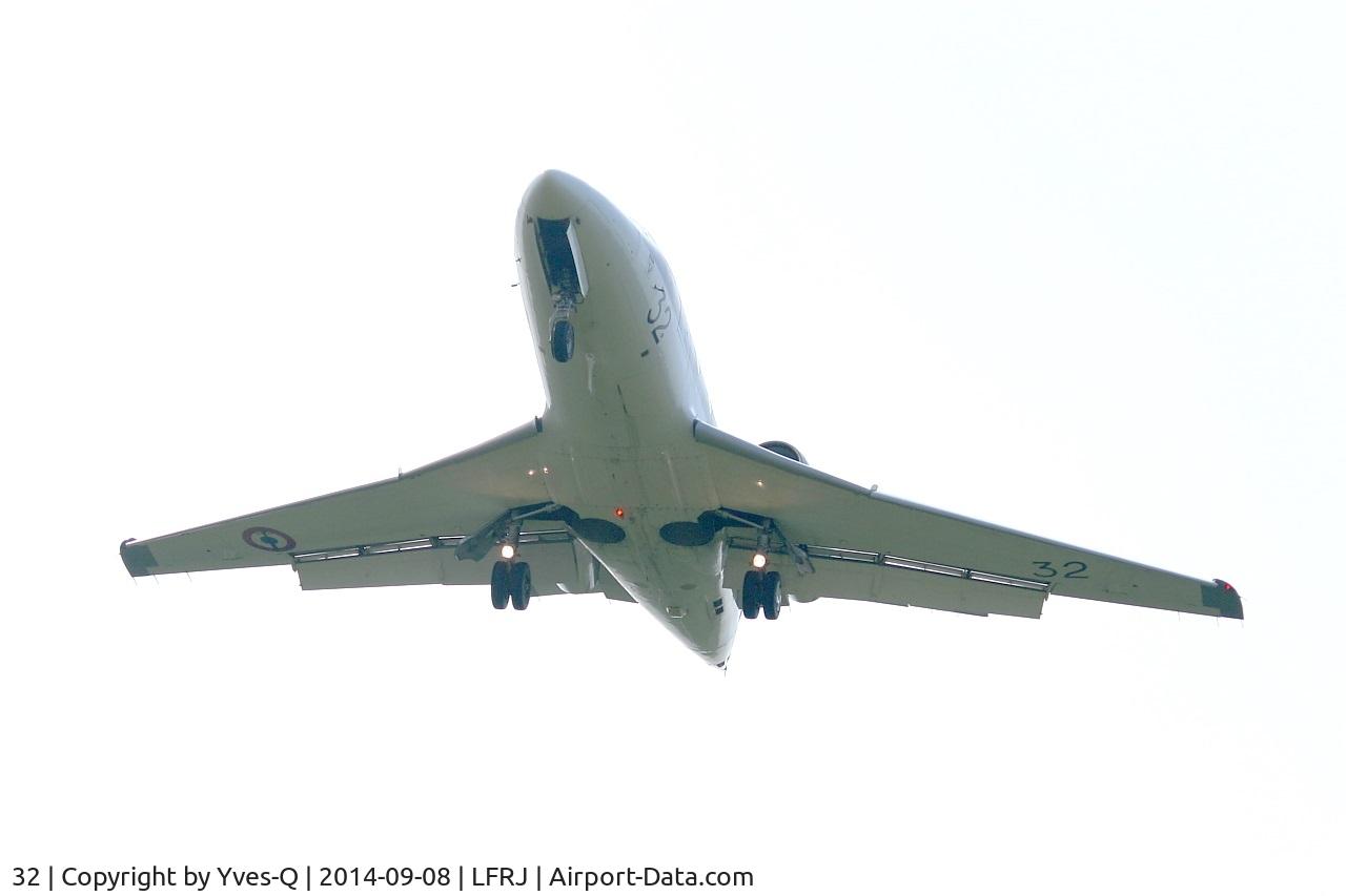 32, 1974 Dassault Falcon 10MER C/N 32, Dassault Falcon 10MER, Short approach rwy 08, Landivisiau Naval Air Base (LFRJ)