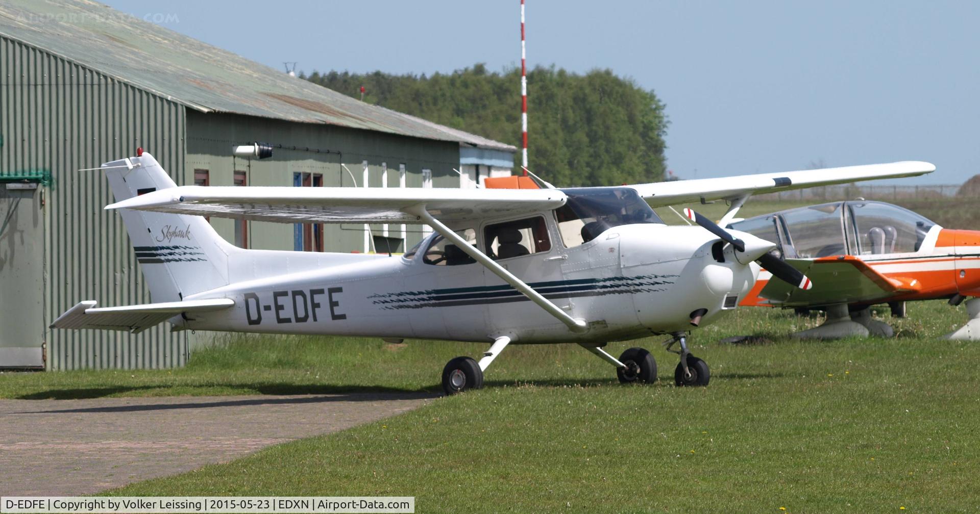 D-EDFE, 1997 Cessna 172R C/N 17280109, parking