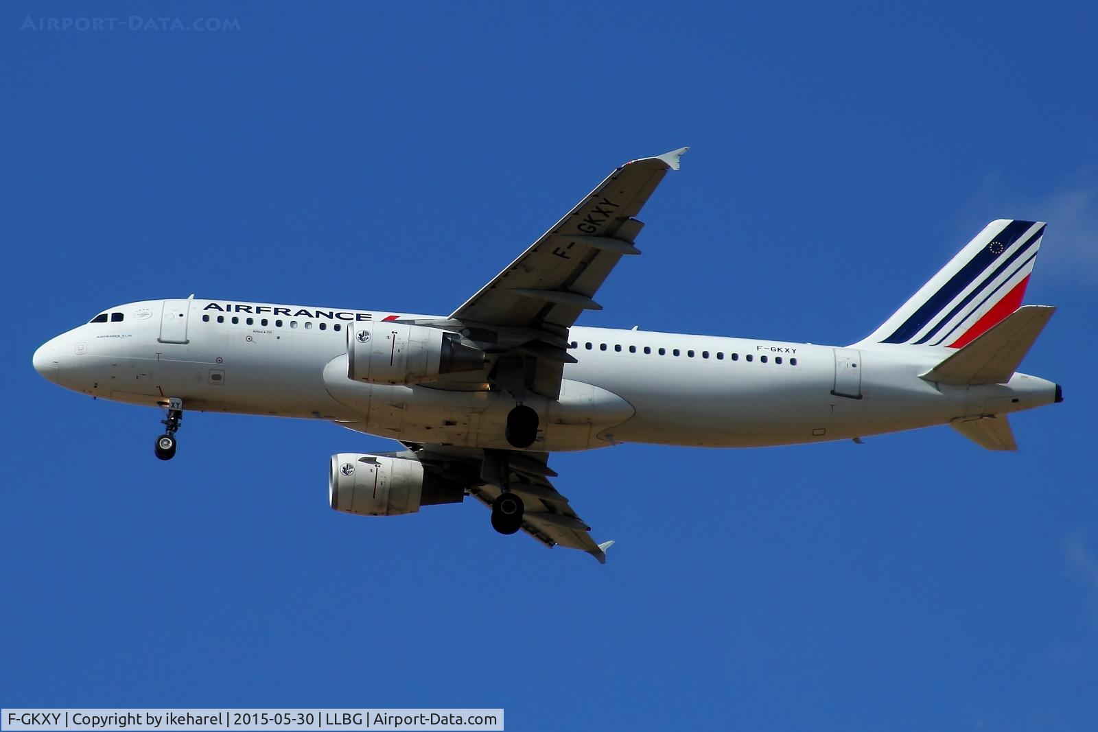F-GKXY, 2009 Airbus A320-214 C/N 4105, Fly in from Paris, France, landing on runway 30.