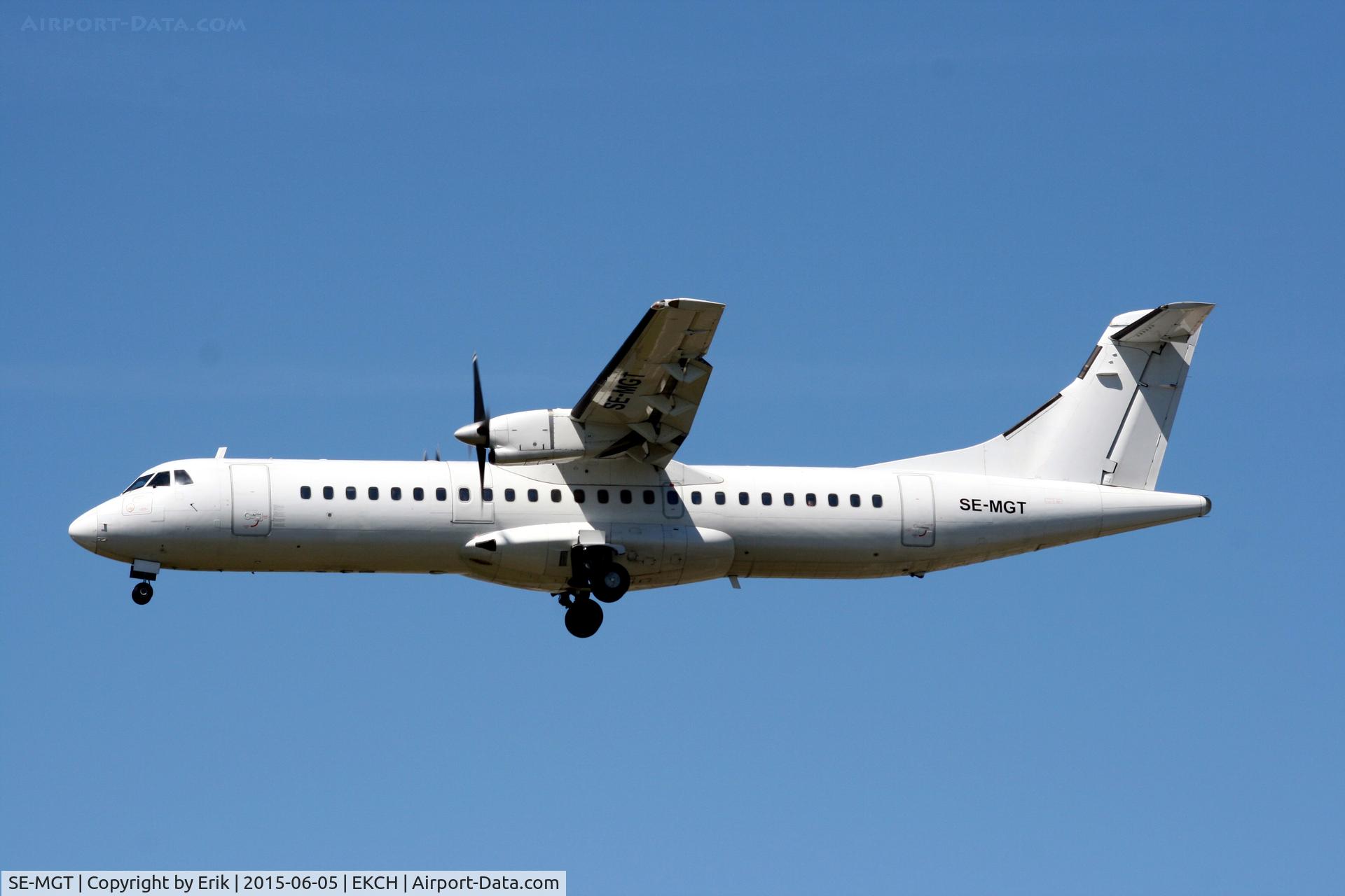 SE-MGT, 1989 ATR 72-201 C/N 145, SE-MGT landing rw 22L