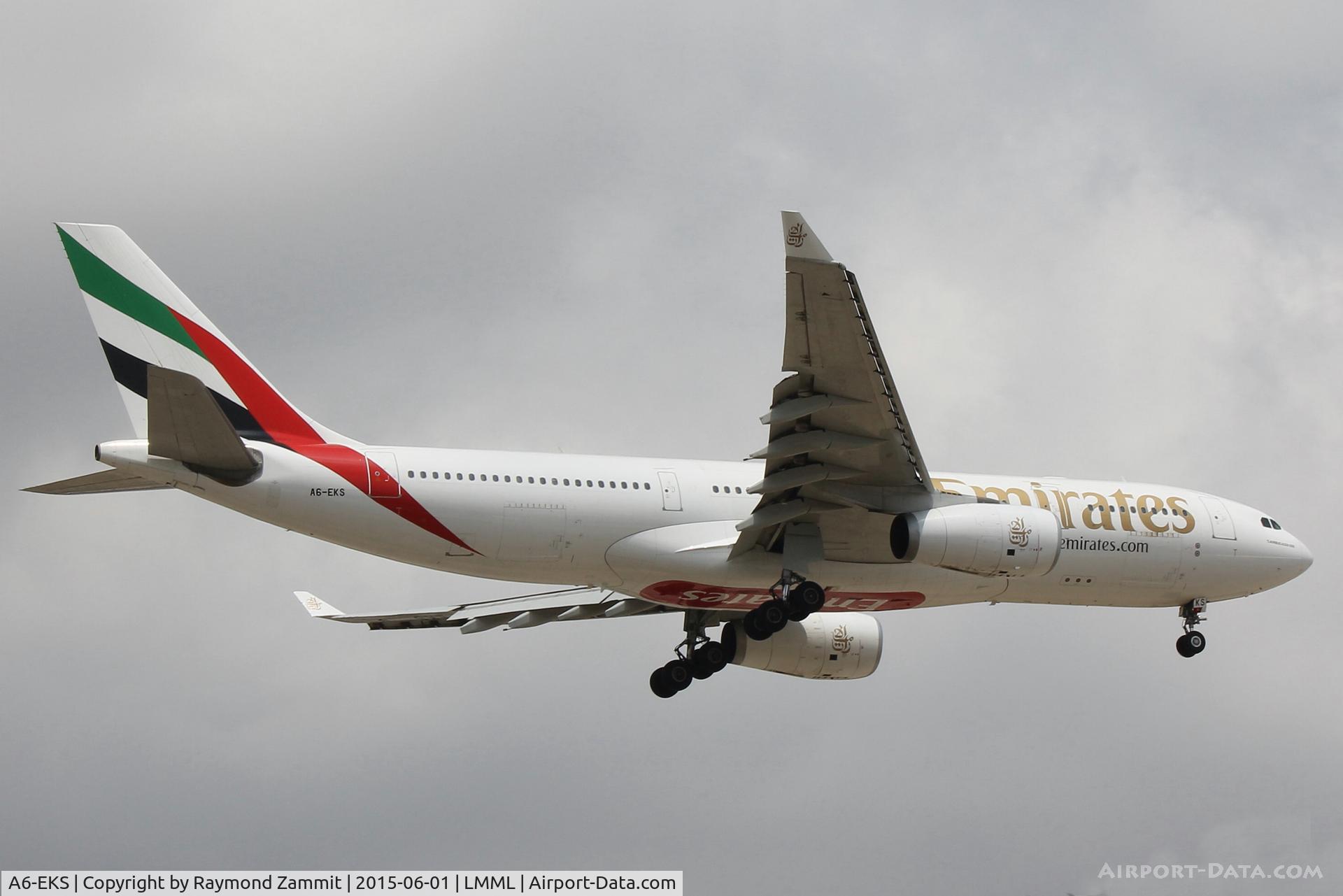 A6-EKS, 1999 Airbus A330-243 C/N 283, A330 A6-EKS Emirates Airlines