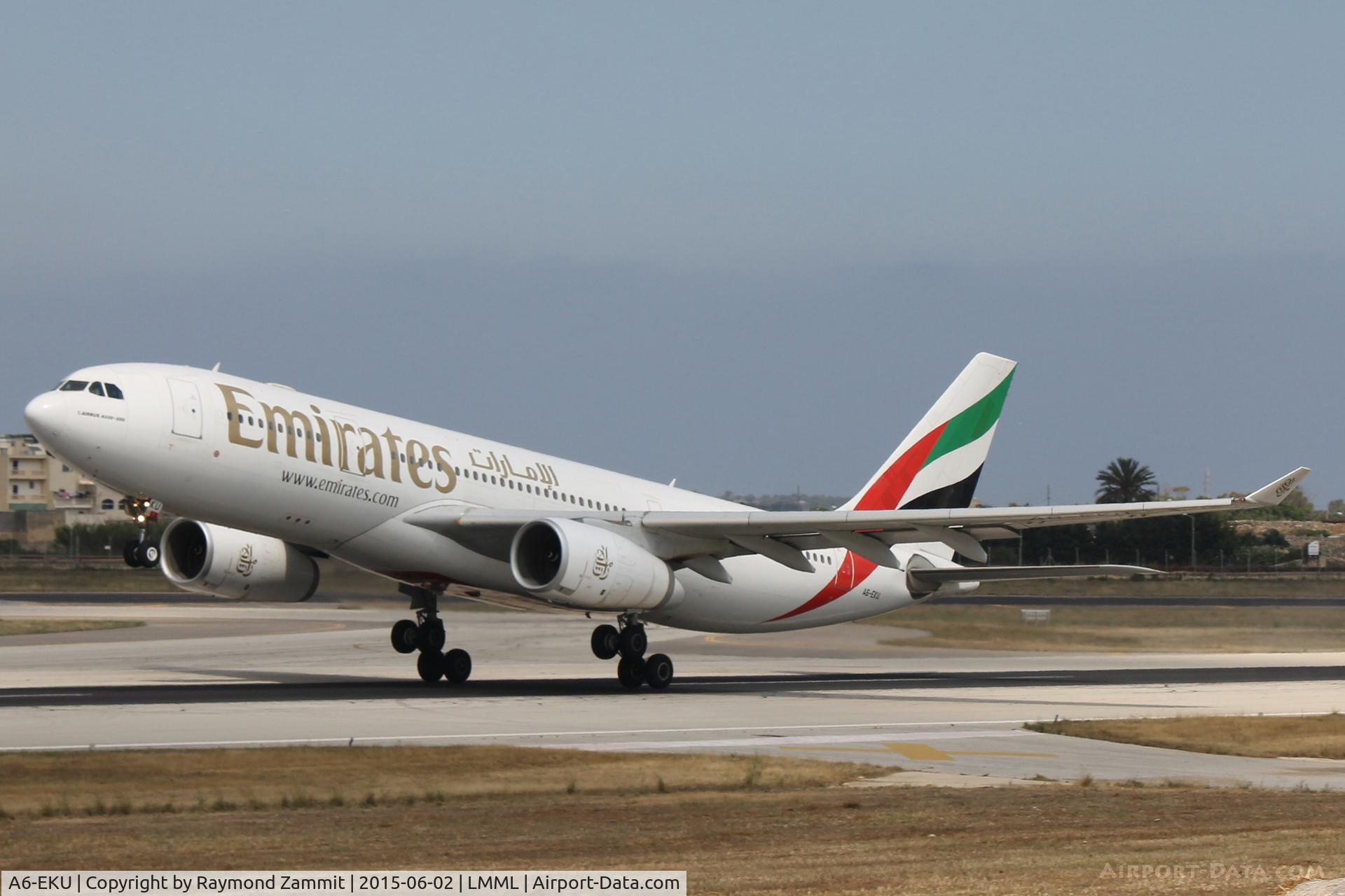 A6-EKU, 1999 Airbus A330-243 C/N 295, A330 A6-EKU Emirates Airlines