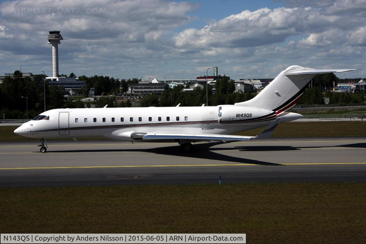 N143QS, 2012 Bombardier BD-700-1A10 Global 6000 C/N 9499, Taxiing to runway 19R.