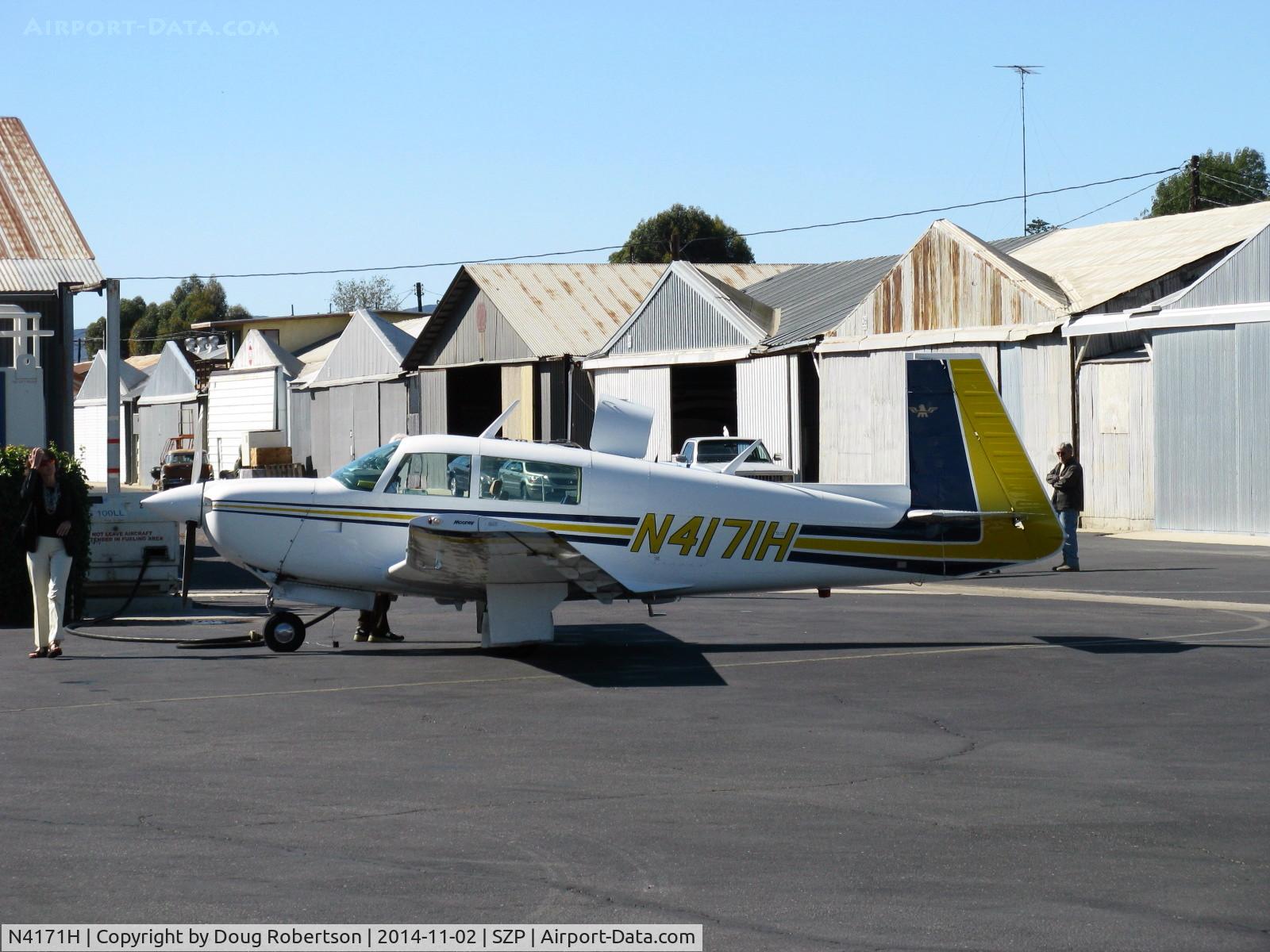 N4171H, 1978 Mooney M20J 201 C/N 24-0653, 1978 Mooney M20J 201, Lycoming IO-360-A3B6D 200 Hp, at fuel dock