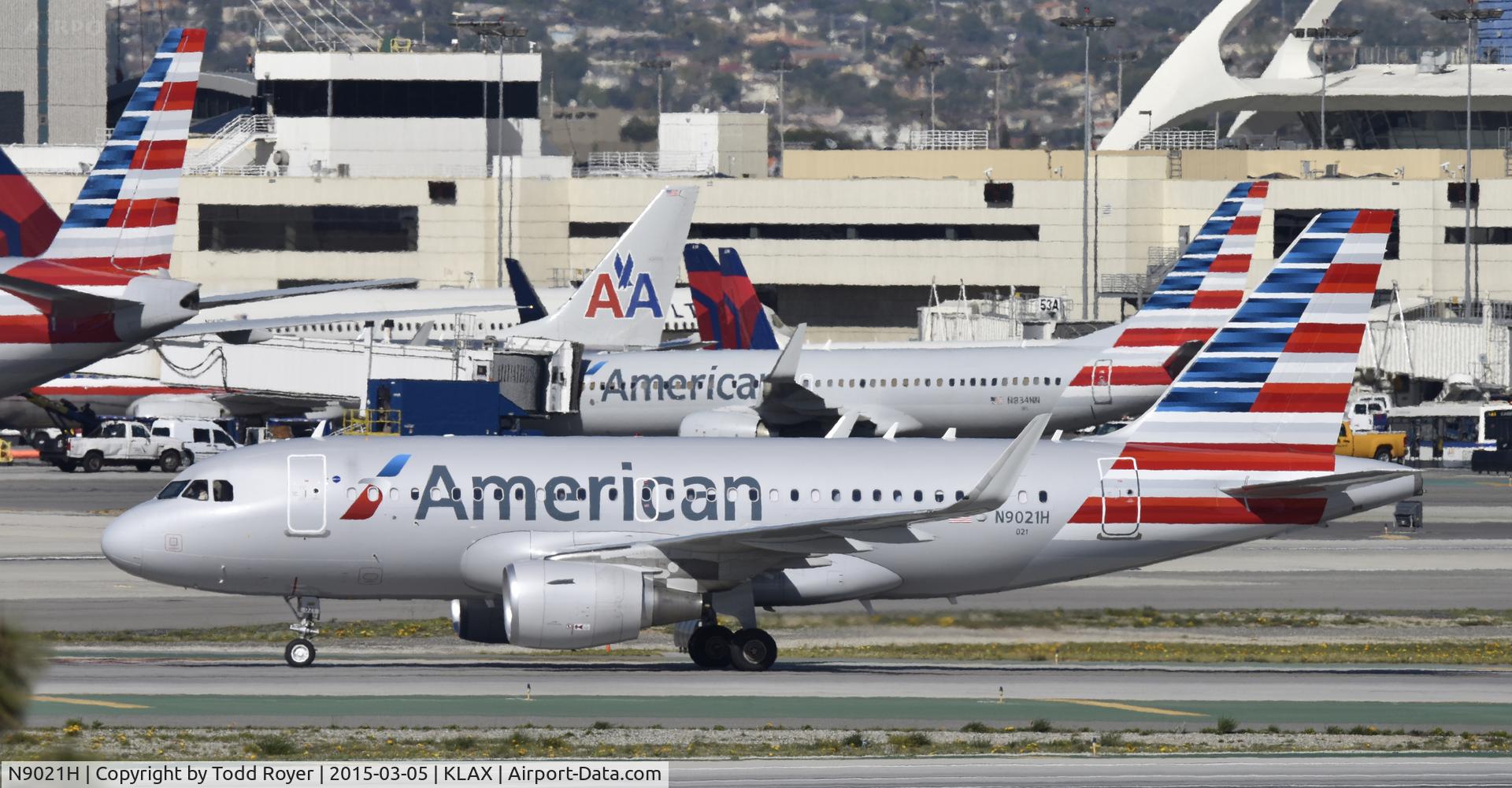 N9021H, 2014 Airbus A319-112 C/N 6277, Taxiing to gate