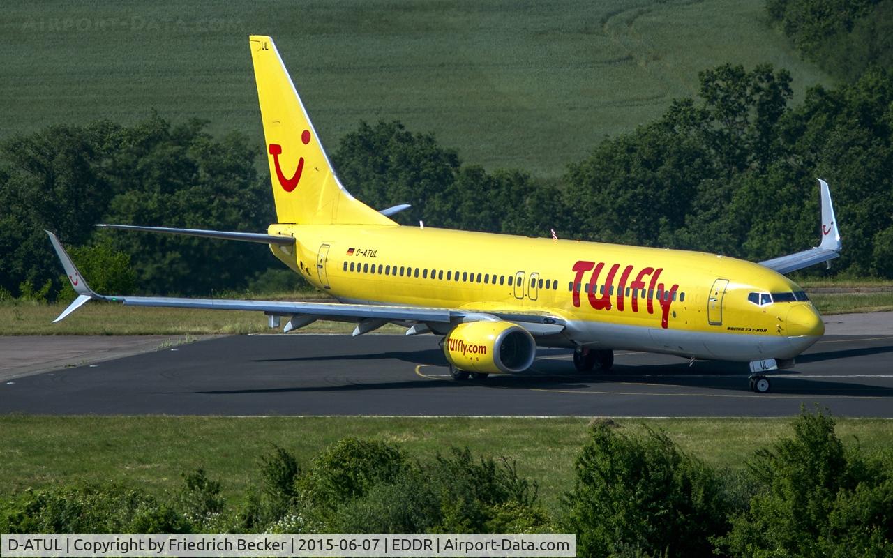 D-ATUL, 2011 Boeing 737-8K5 C/N 38820, line up for departure to Palma via RW09