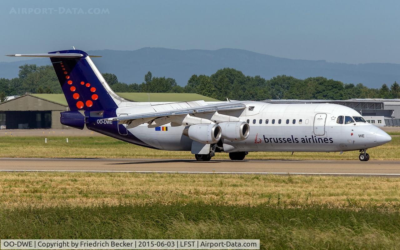 OO-DWE, 1998 British Aerospace Avro 146-RJ100 C/N E3327, decelerating after touchdown
