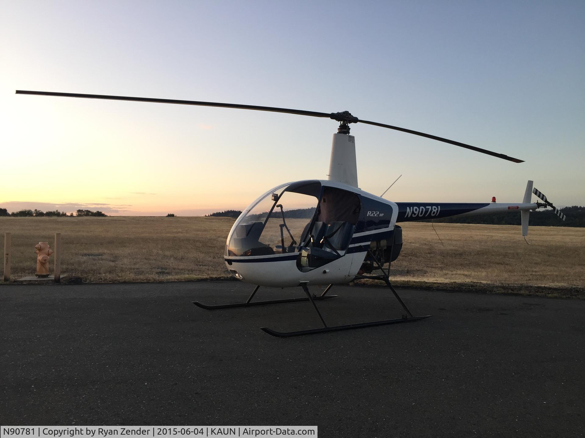 N90781, 1982 Robinson R22 C/N 0289, Ready for a night flight .