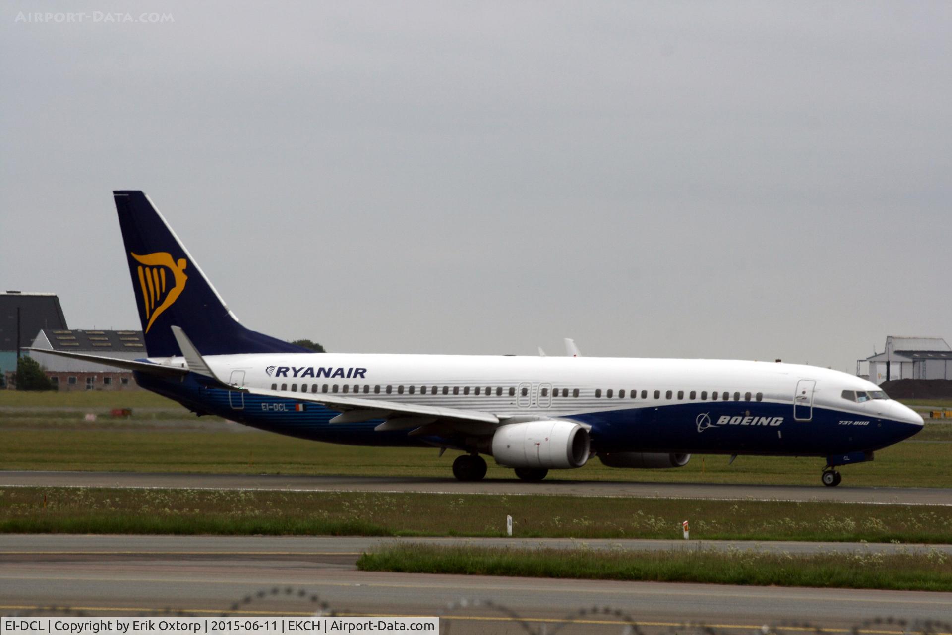 EI-DCL, 2004 Boeing 737-8AS C/N 33806, EI-DCL taking off rw 22R