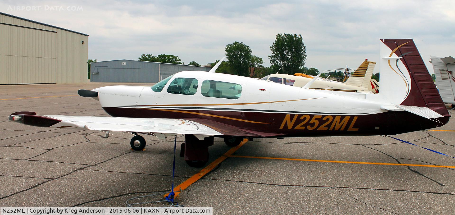 N252ML, Mooney M20K C/N 25-1039, Mooney M20K on the ramp.