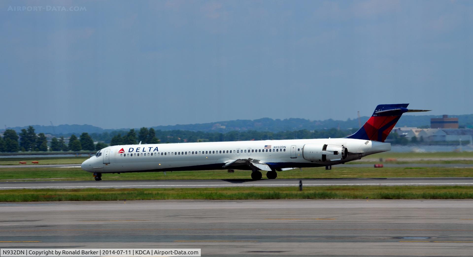 N932DN, 1996 McDonnell Douglas MD-90-30 C/N 53457, Landing National