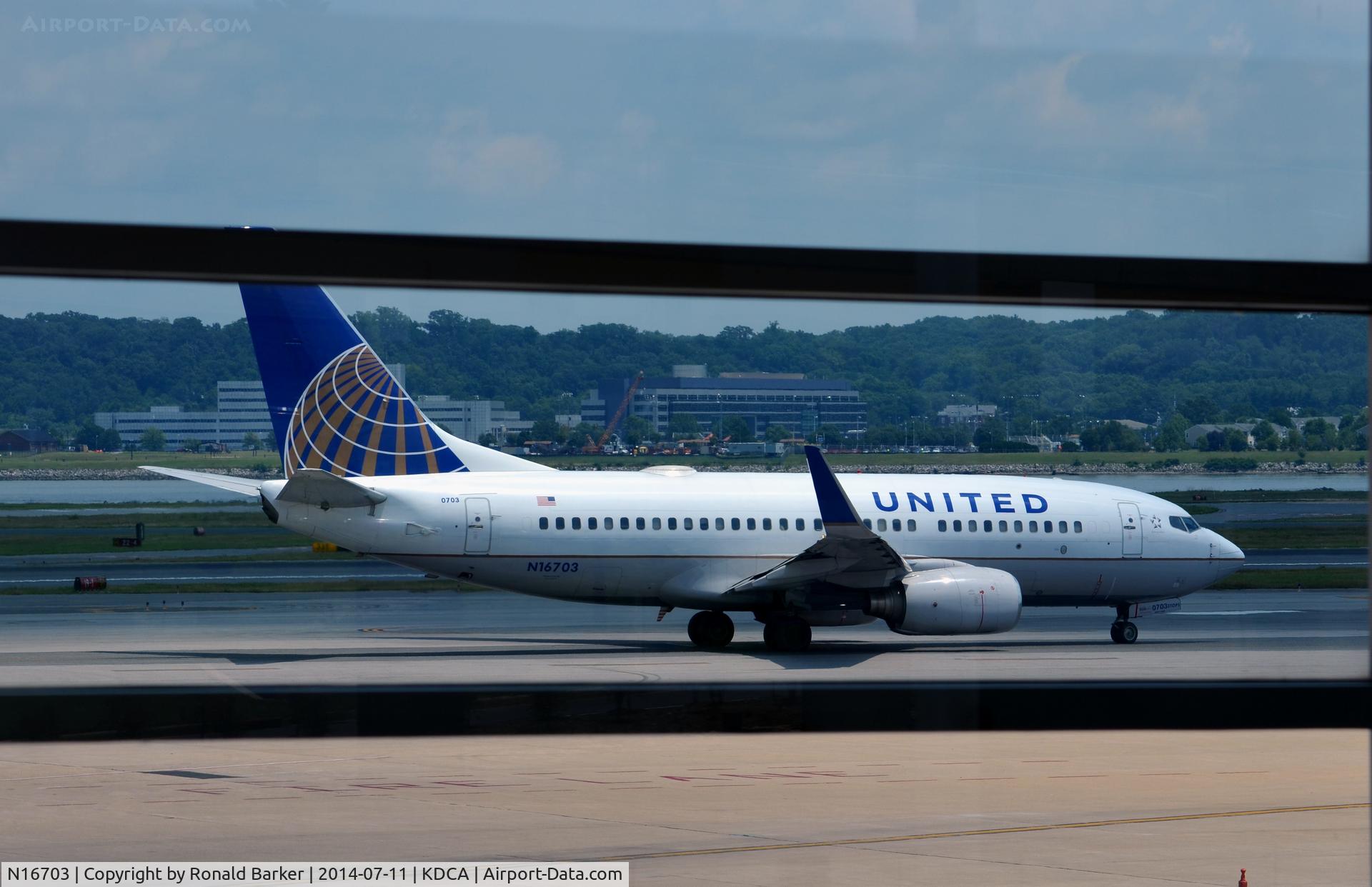 N16703, 1998 Boeing 737-724 C/N 28764, Taxi National