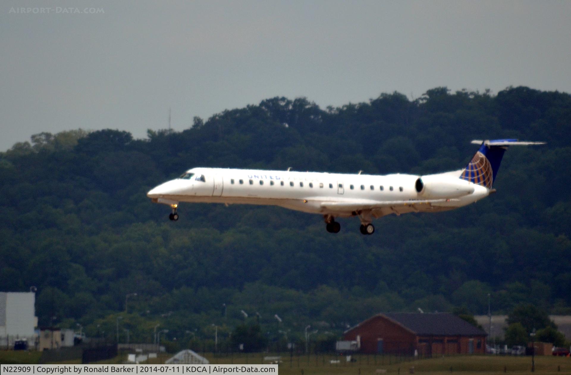 N22909, 2001 Embraer ERJ-145LR (EMB-145LR) C/N 145459, Approach to National