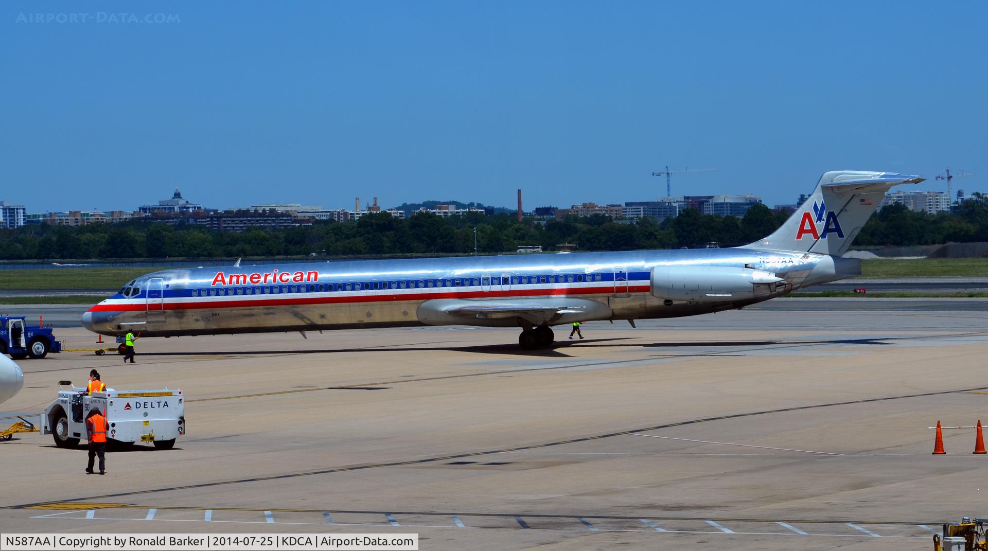 N587AA, 1991 McDonnell Douglas MD-82 (DC-9-82) C/N 53250, Pushback National