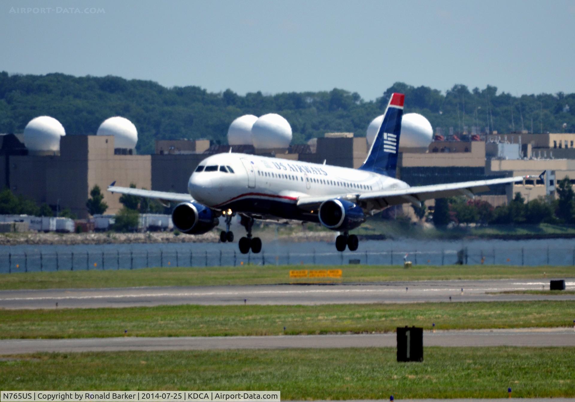 N765US, 2000 Airbus A319-112 C/N 1371, Landing approach National