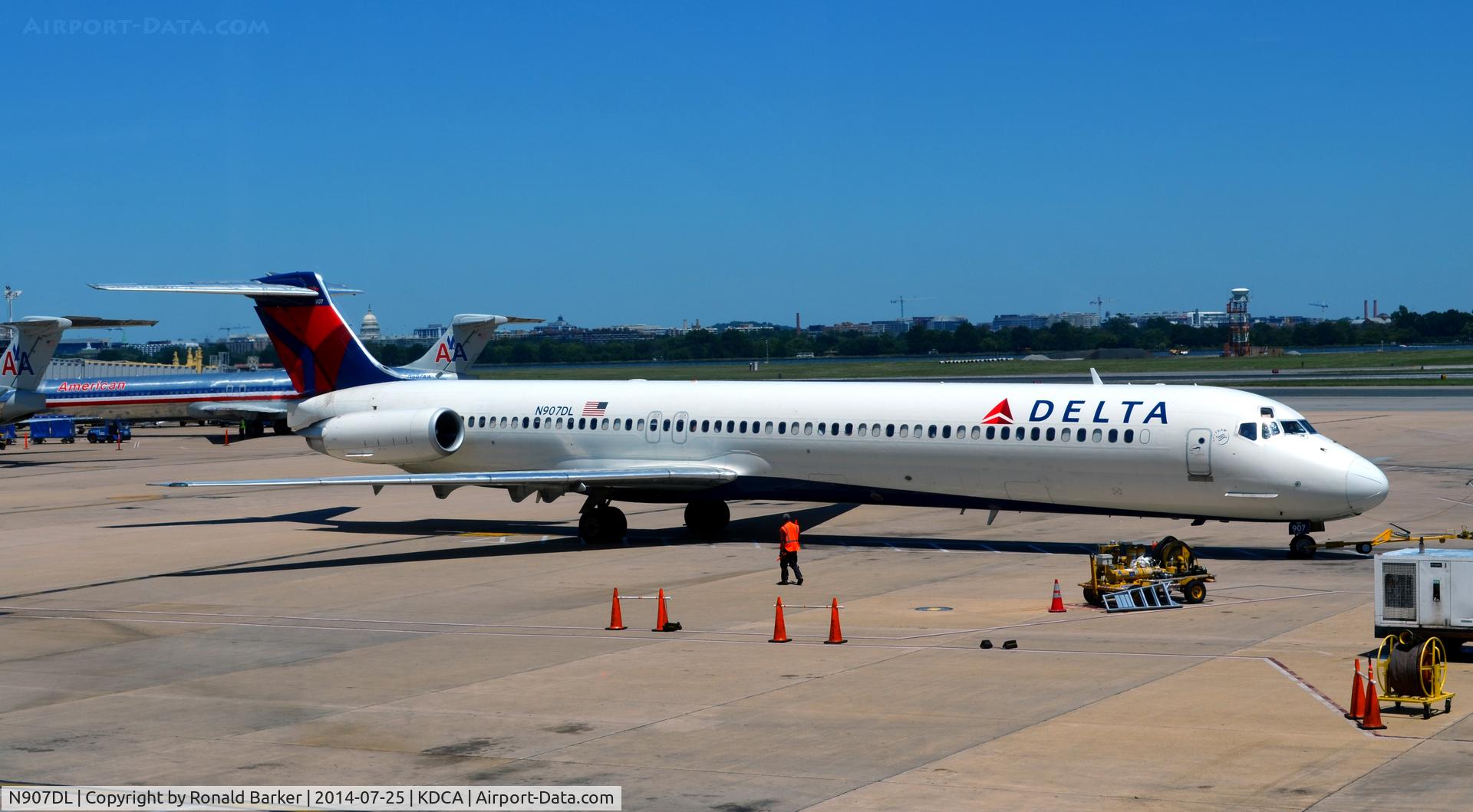 N907DL, 1987 McDonnell Douglas MD-88 C/N 49538, Pushback National