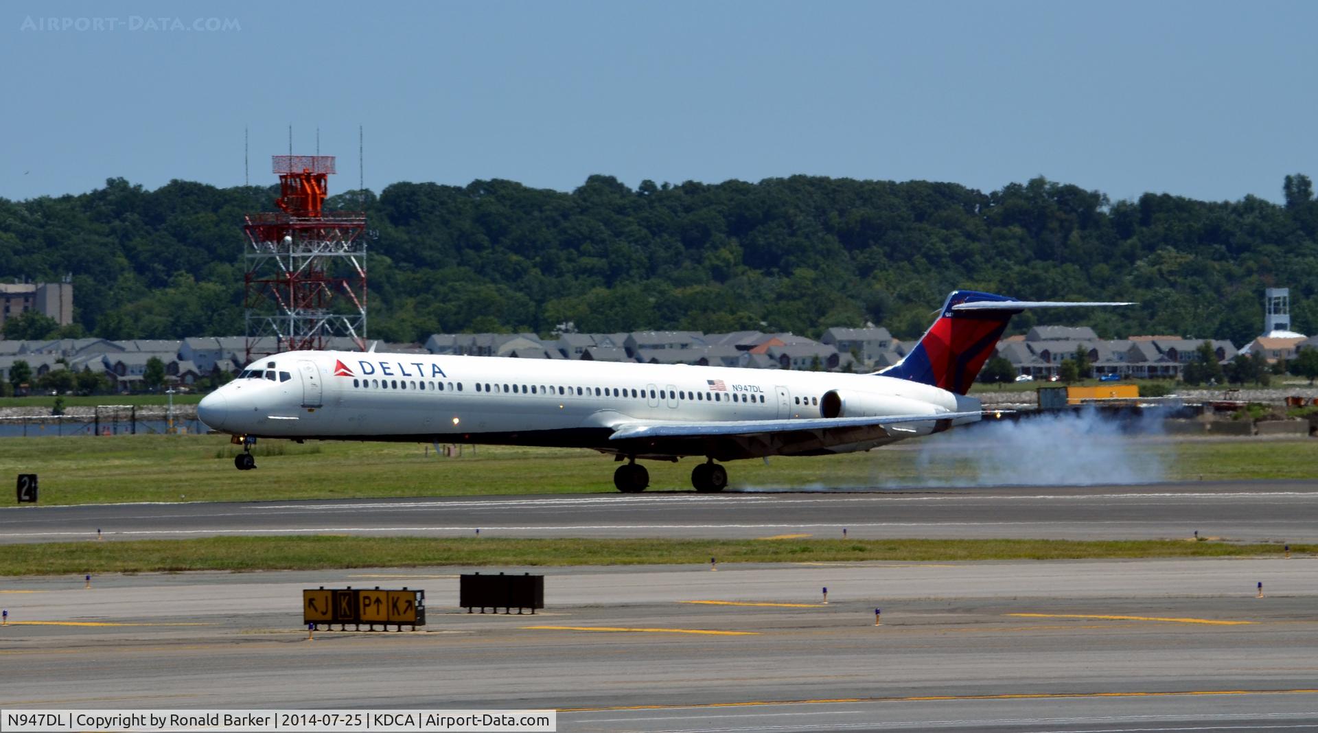 N947DL, 1989 McDonnell Douglas MD-88 C/N 49878, Touch down National