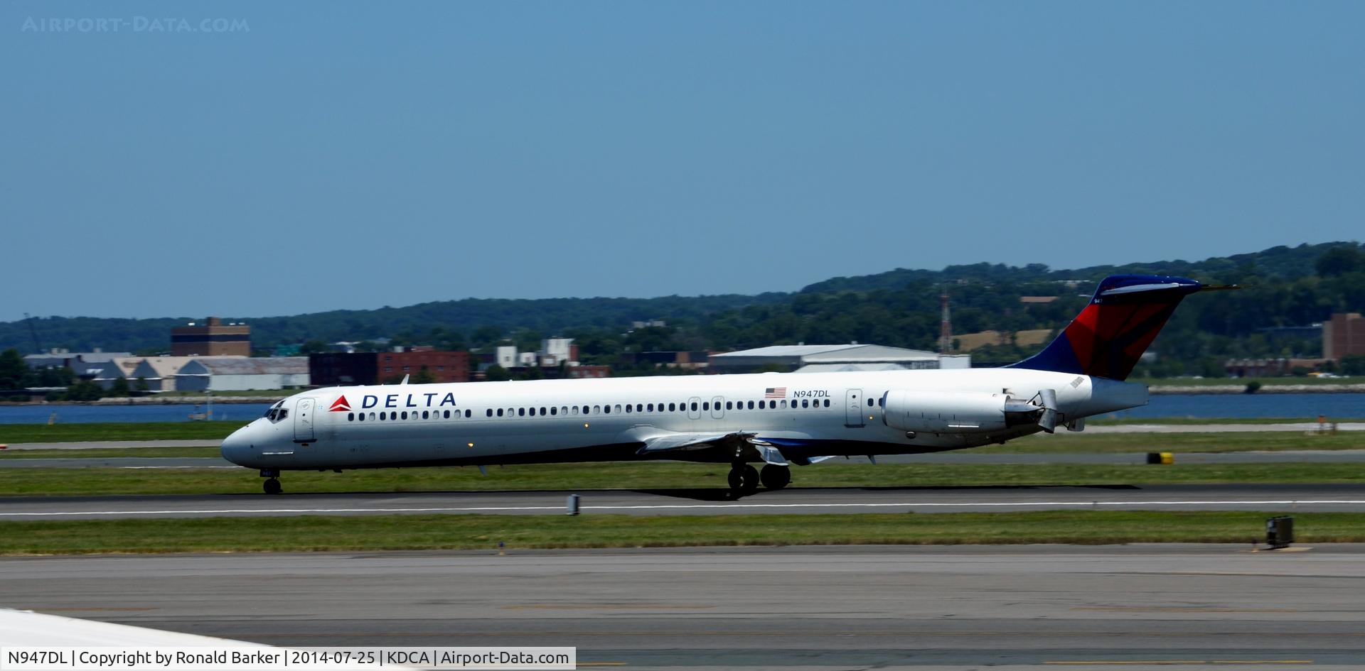 N947DL, 1989 McDonnell Douglas MD-88 C/N 49878, Landing roll National