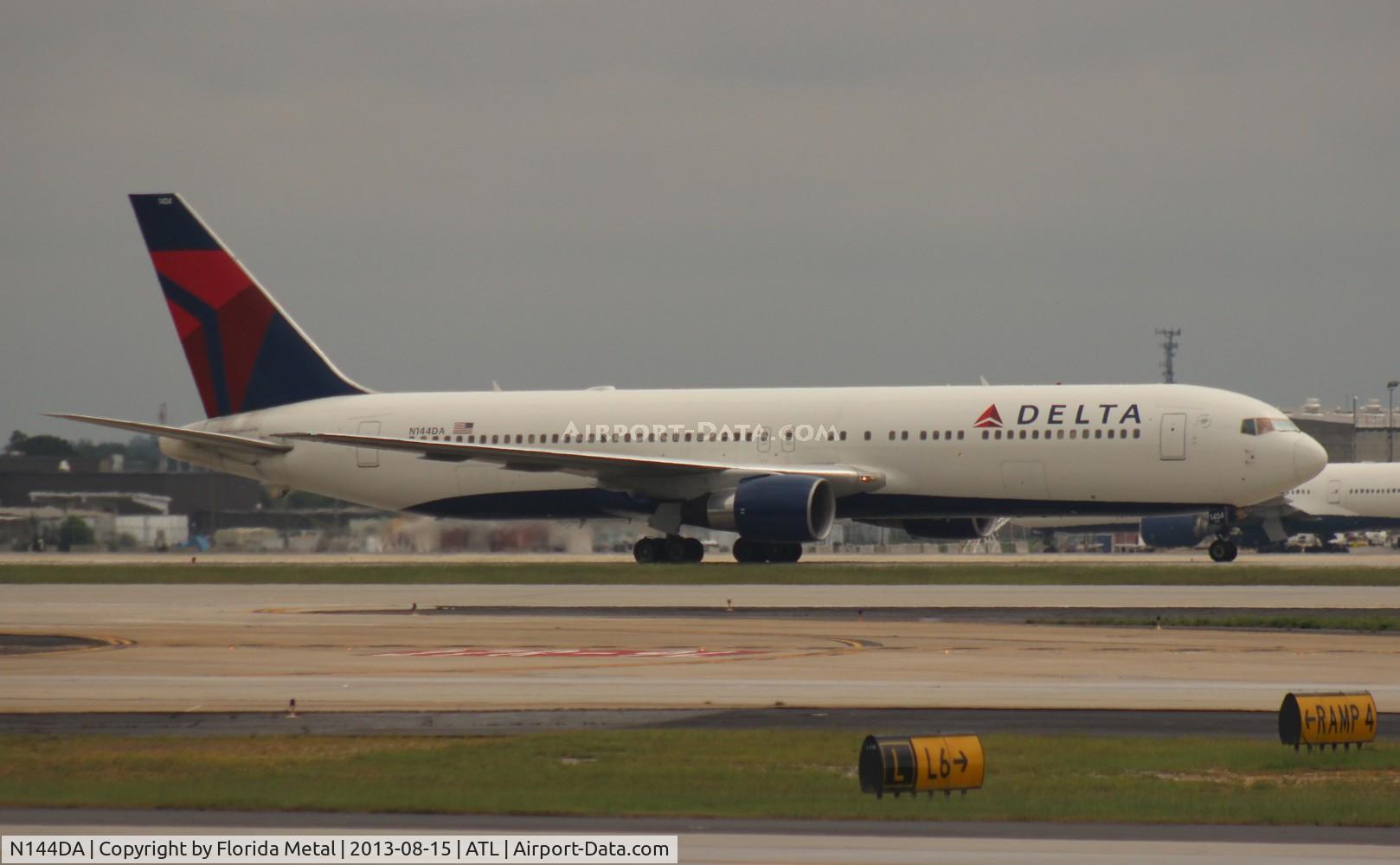 N144DA, 1999 Boeing 767-332 C/N 27584, Delta 767-300