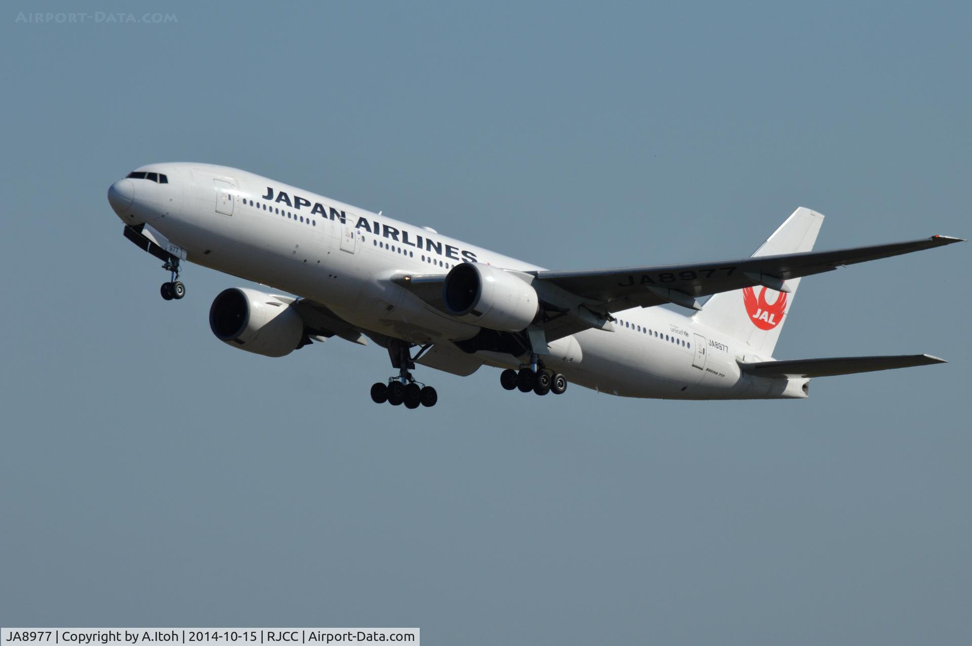JA8977, 1996 Boeing 777-289 C/N 27636, take off rwy 01L