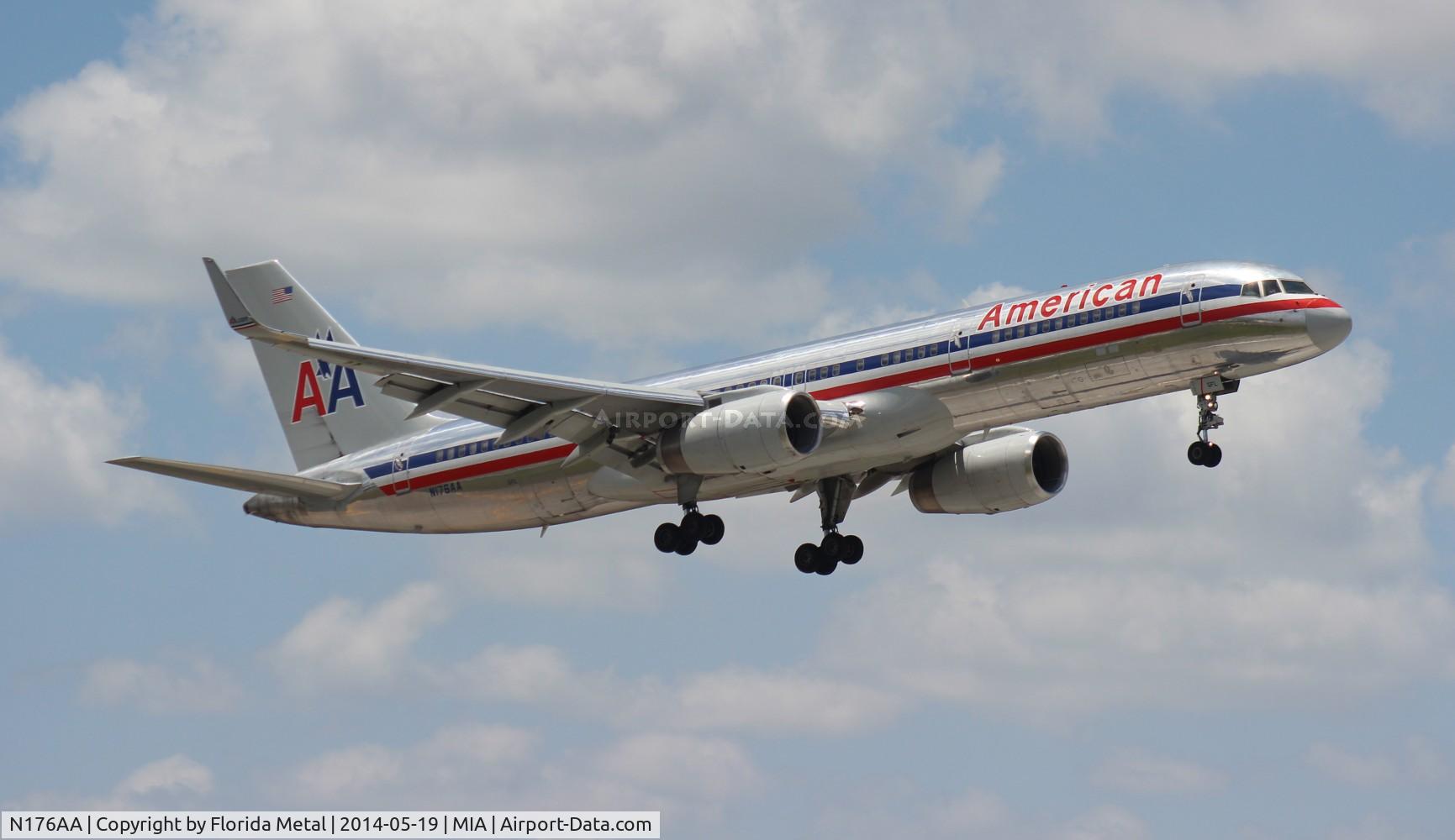 N176AA, 2001 Boeing 757-223 C/N 32395/994, American