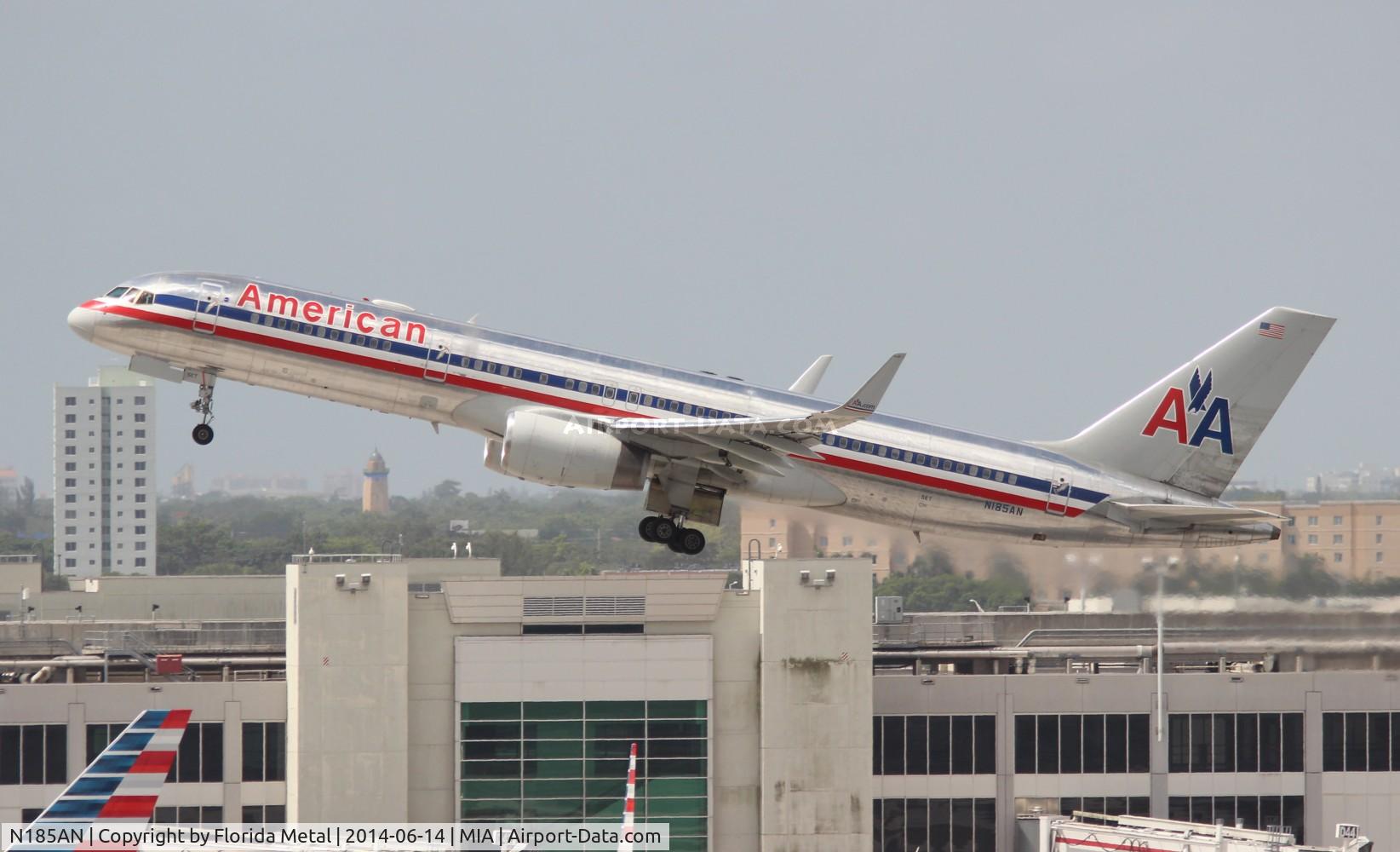 N185AN, 2001 Boeing 757-223 C/N 32379, American