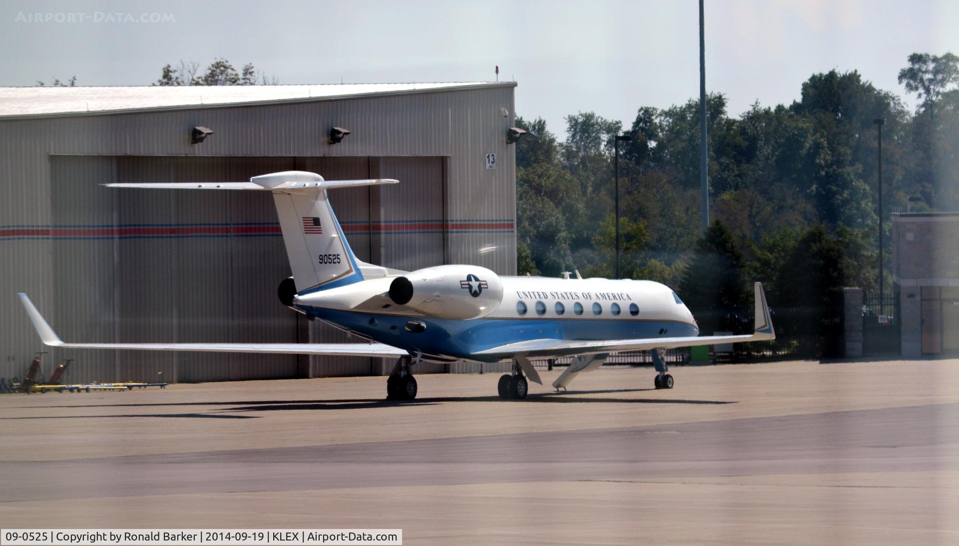09-0525, 2009 Gulfstream Aerospace C-37B Gulfstream 550 C/N 5247, Lexington ramp