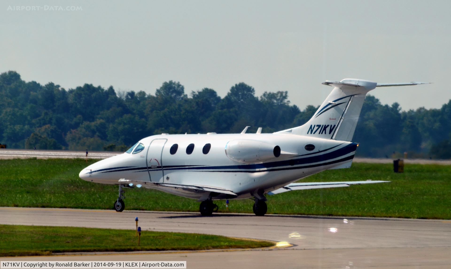 N71KV, 2003 Raytheon Aircraft Company 390 C/N RB-71, Taxi for takeoff Lexington