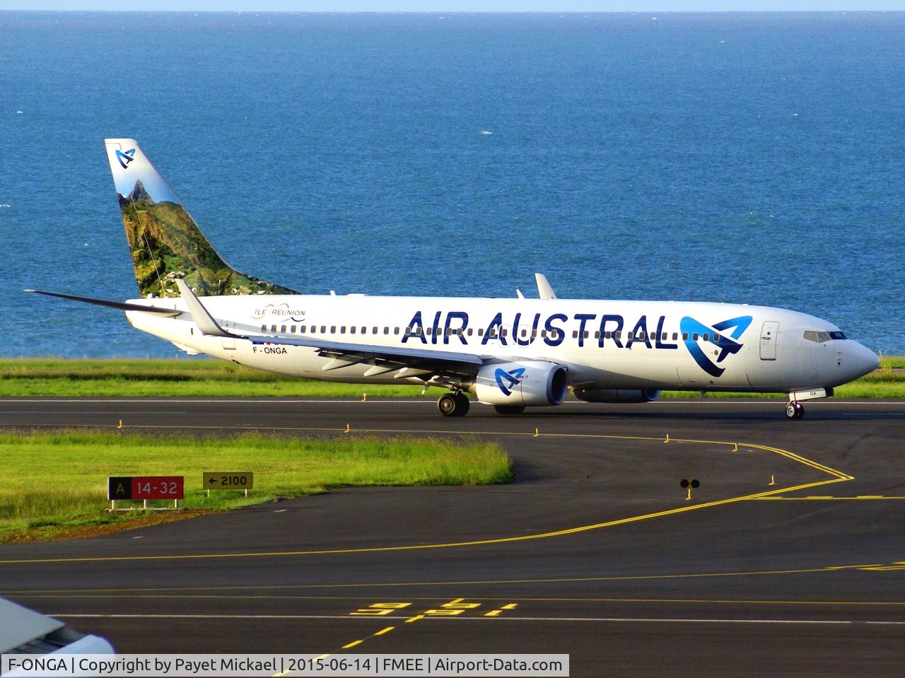 F-ONGA, 2010 Boeing 737-89M C/N 40910, F-ONGA with new livery