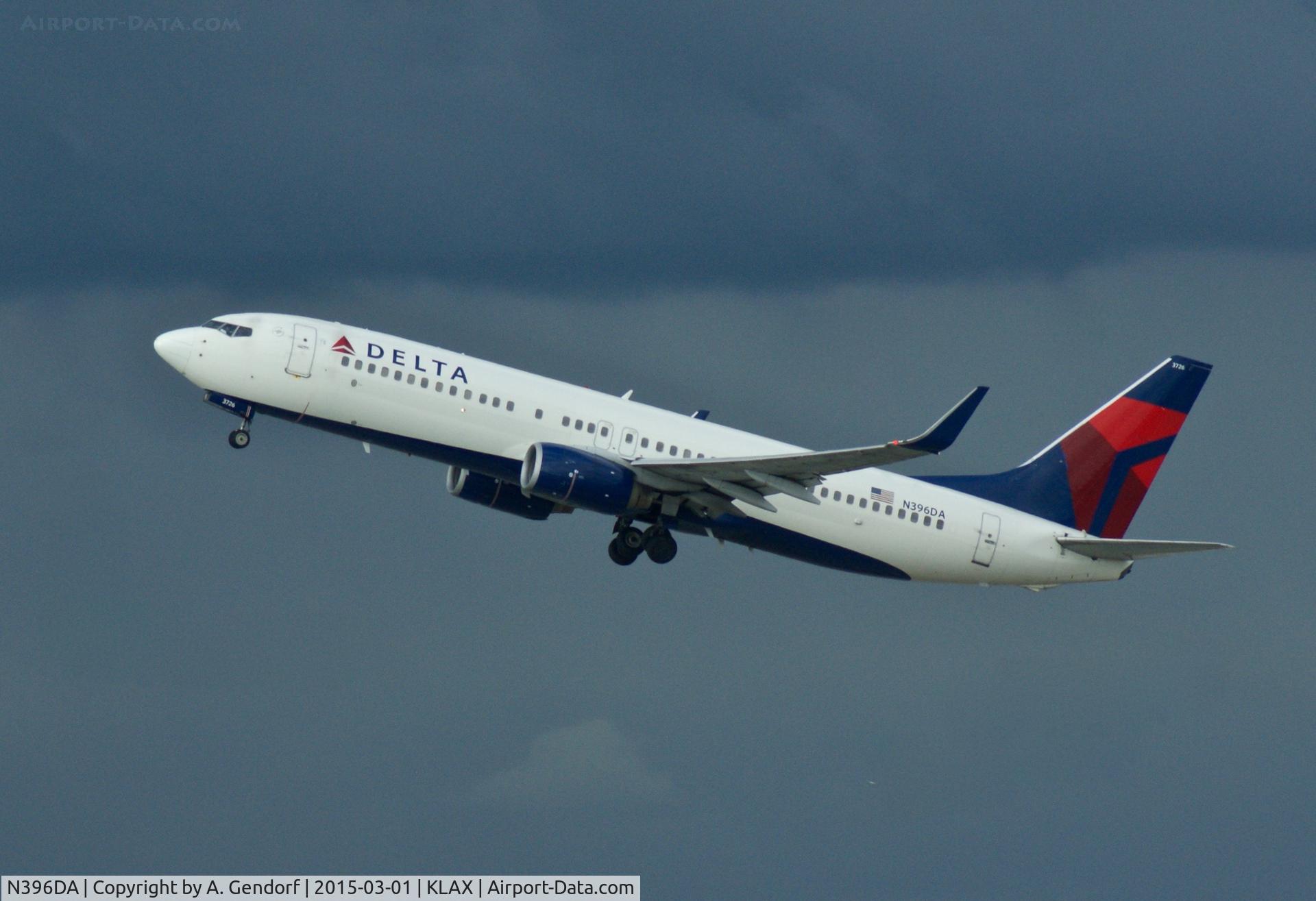 N396DA, 2000 Boeing 737-832 C/N 30378, Delta, is here departing at Los Angeles Int'l(KLAX)