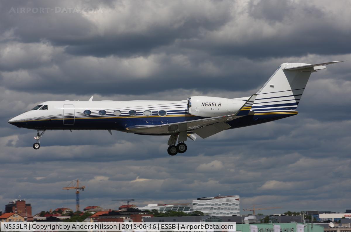 N555LR, Gulfstream Aerospace GIV-X (G450) C/N 4189, On short final runway 30.