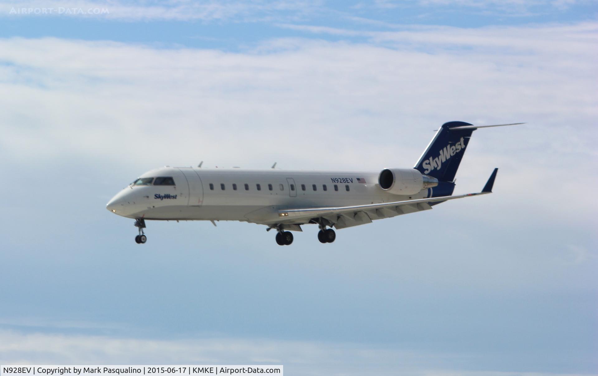 N928EV, 2004 Bombardier CRJ-200LR (CL-600-2B19) C/N 8006, CL-600-2B19