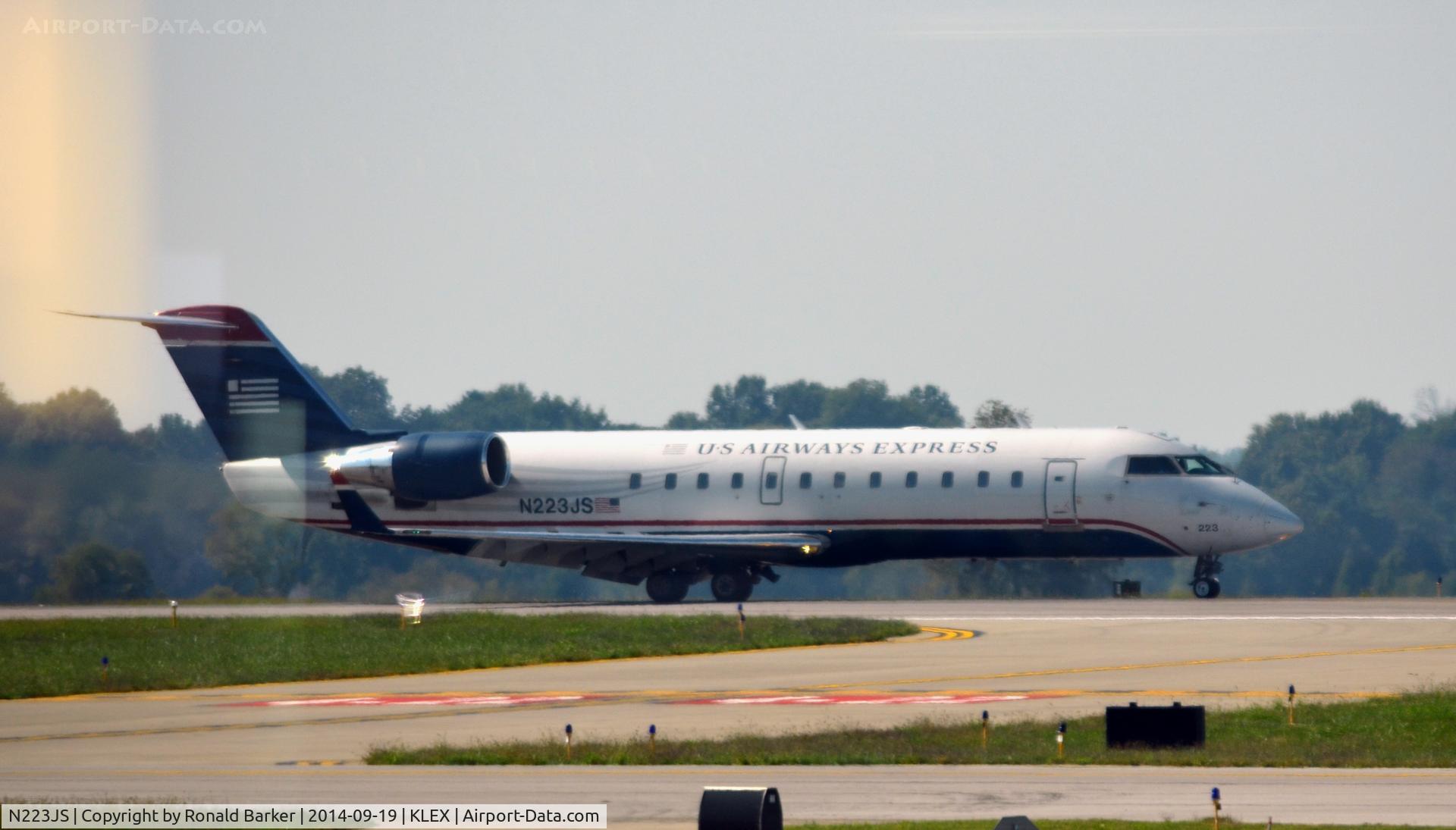 N223JS, 2004 Bombardier CRJ-200ER (CL-600-2B19) C/N 7892, Landing Lexington